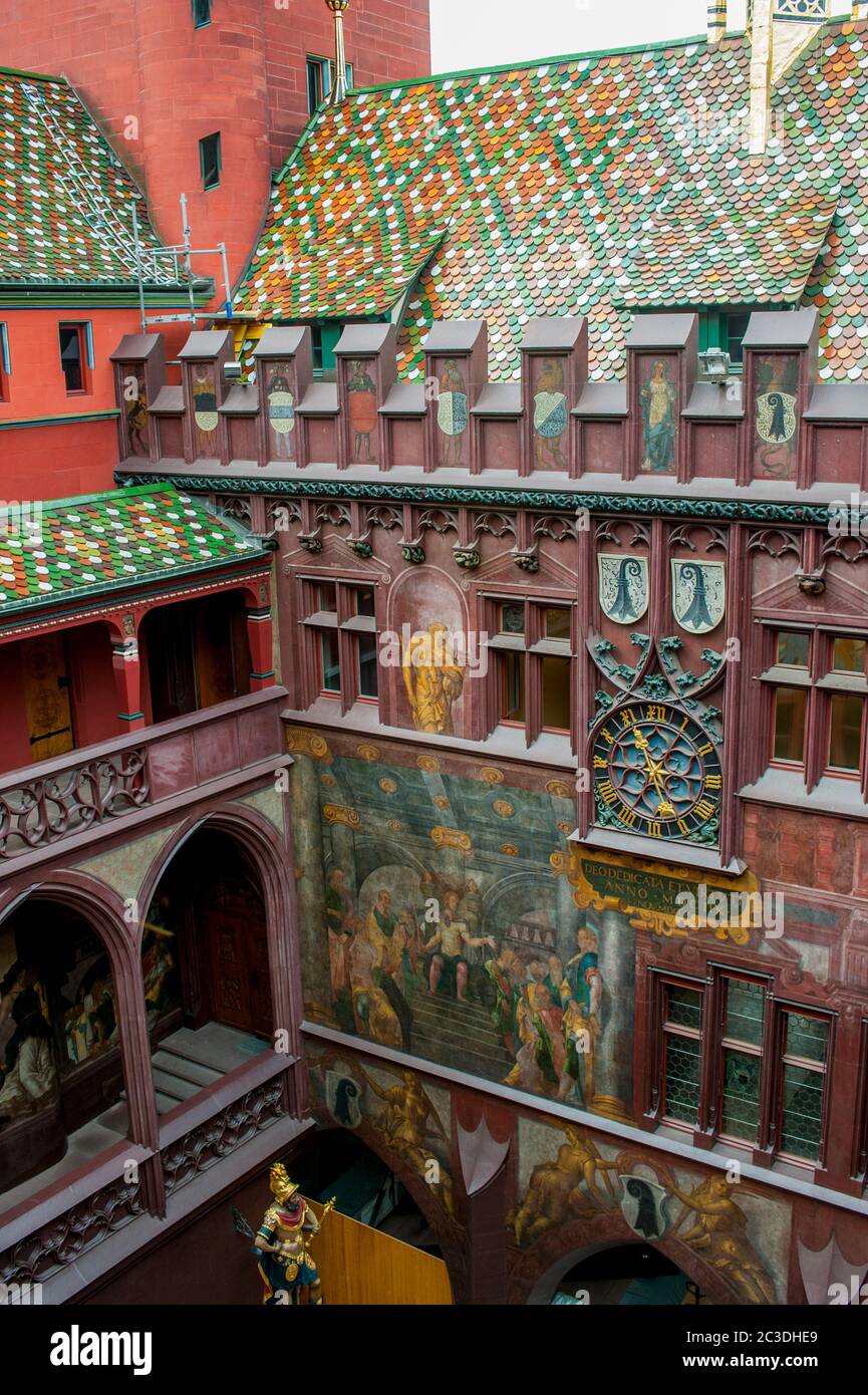 Dipinti murali nel cortile del Municipio del XIV secolo a Basilea, Svizzera. Foto Stock