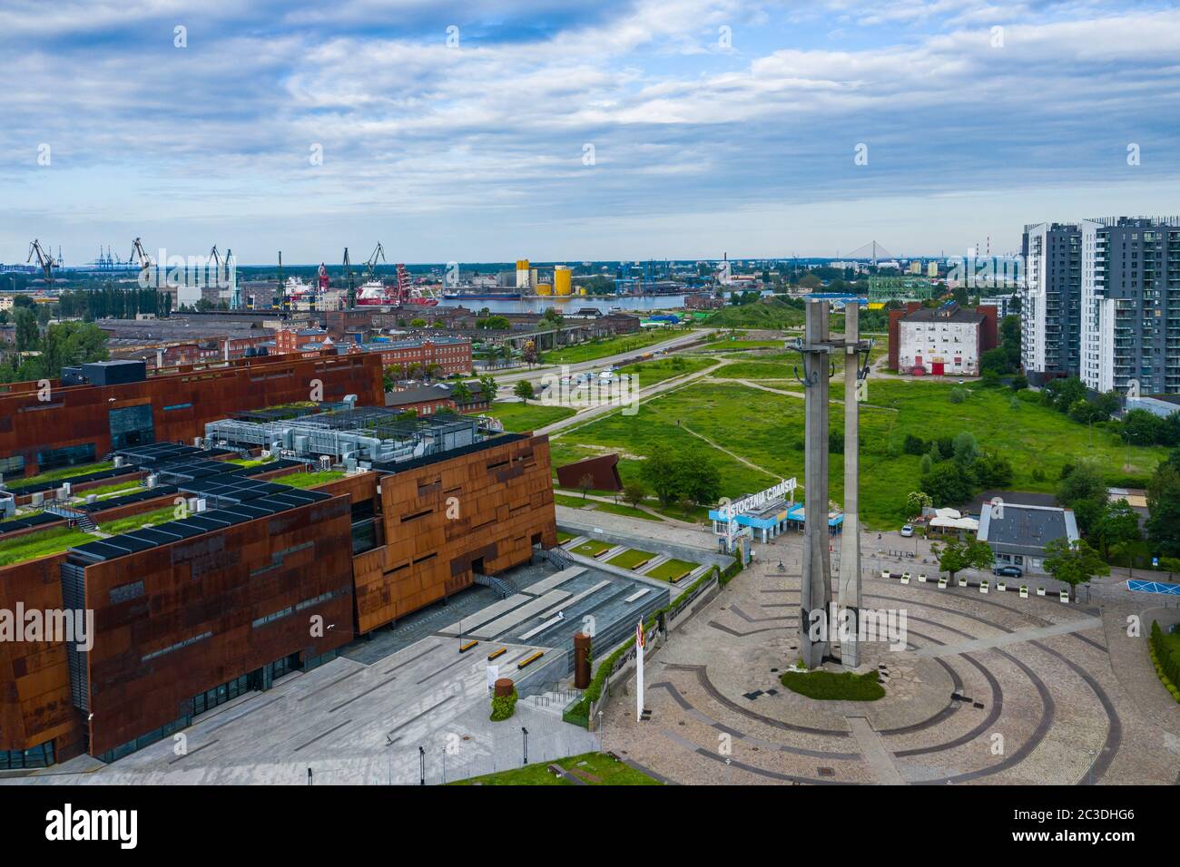 GDANSK, POLONIA - 17 GIUGNO 2020: Veduta aerea del Centro europeo di solidarietà e il monumento ai lavoratori caduti del cantiere navale del 1970 con tre croci. Foto Stock