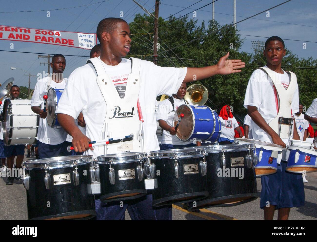 Austin, Texas, Stati Uniti. 19 giugno 2004. Austin, TX USA 19 giugno 2004: Sfilata annuale della Giunettesima nella comunità storicamente nera di Austin, che celebra la data del 19 giugno 1865, quando Galveston ricevette la parola che il presidente Lincoln aveva liberato i neri dalla schiavitù. Credit: Bob Daemmrich/ZUMA Wire/Alamy Live News Foto Stock