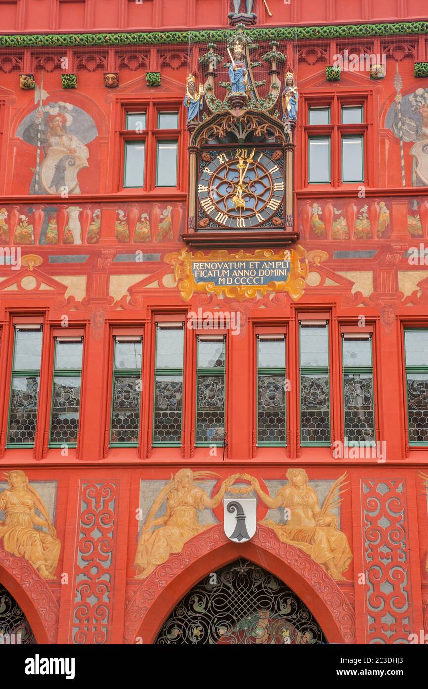 Particolare del Municipio del XIV secolo, decorato con murales dipinti a Basilea, Svizzera. Foto Stock