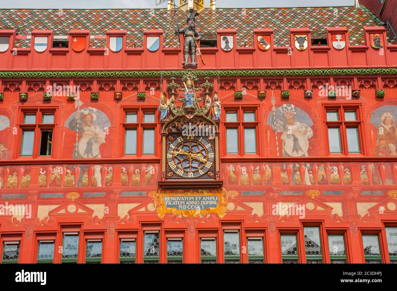 Particolare del Municipio del XIV secolo, decorato con murales dipinti a Basilea, Svizzera. Foto Stock