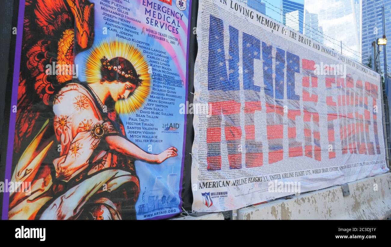 NEW YORK, NEW YORK, USA - 15 SETTEMBRE 2015: Un banner commemorativo mai dimenticato per i combattenti del fuoco ny uccisi il 1 settembre Foto Stock