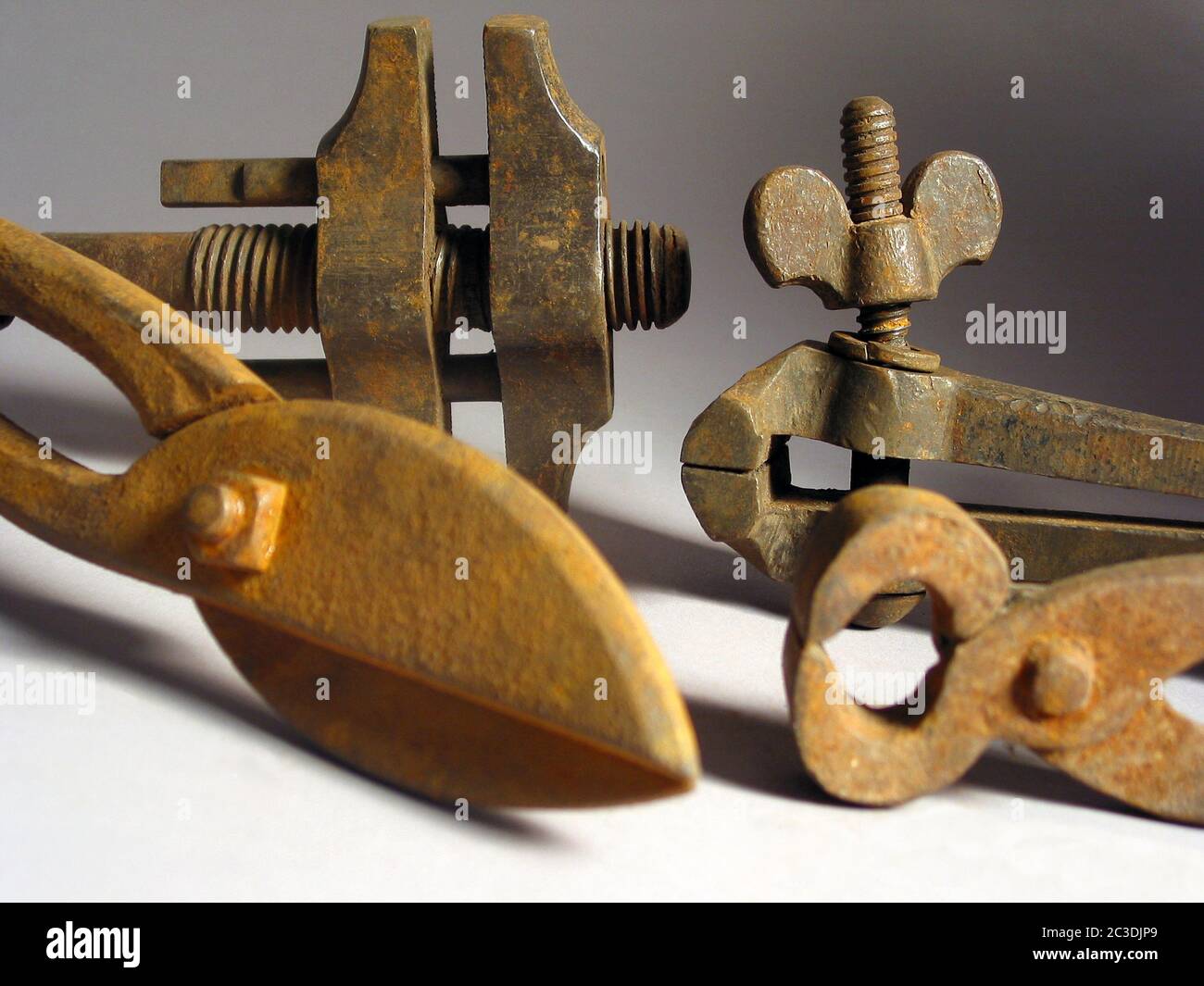 Antichi attrezzi arrugginiti per idraulico Foto stock - Alamy