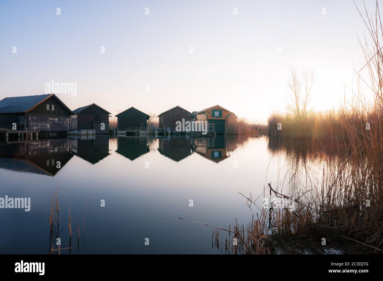 Case di tronchi su un canale al lago Neusiedlersee in Burgenland Foto Stock