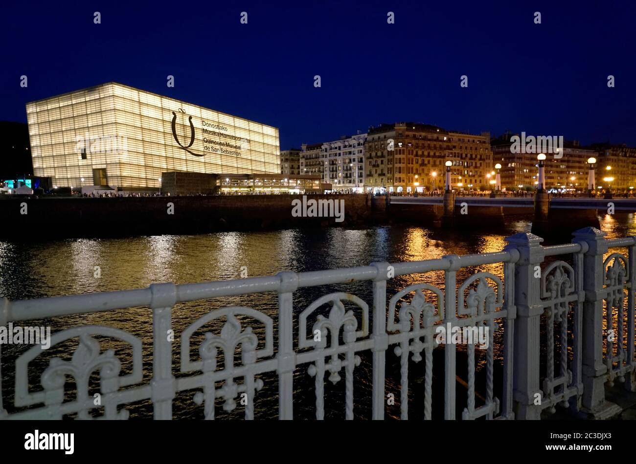 Vista notturna del Centro Congressi Kursaal e dell'Auditorium dell'esturario del Fiume Urumea. San Sebastian.Basco Country.Spain Foto Stock