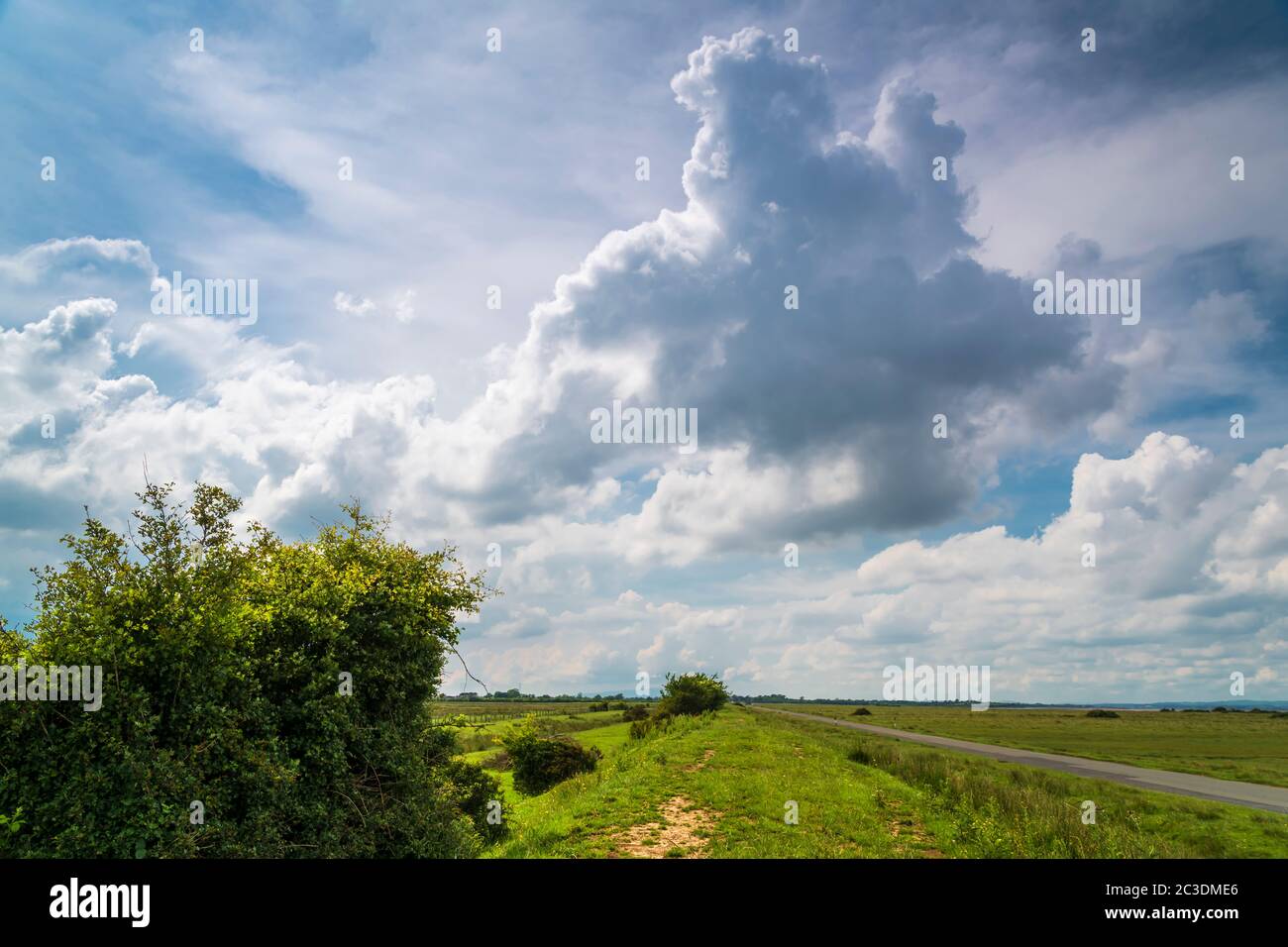 Un'estate, tre riprese HDR del sentiero del Muro di Adriano e Cycleway 72 vicino a Boustead Hill, sulla costa di Solway Firth, Cumbria, Inghilterra. 17 giugno 2020 Foto Stock