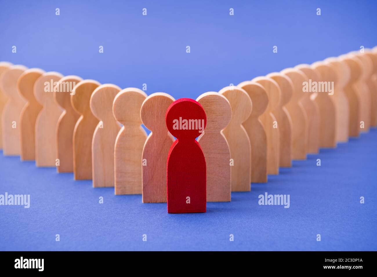 Due righe righe di molte persone simili figure strato sociale in piedi dietro un ragazzo speciale miglior candidato imprenditore leader isolato su luminoso Foto Stock