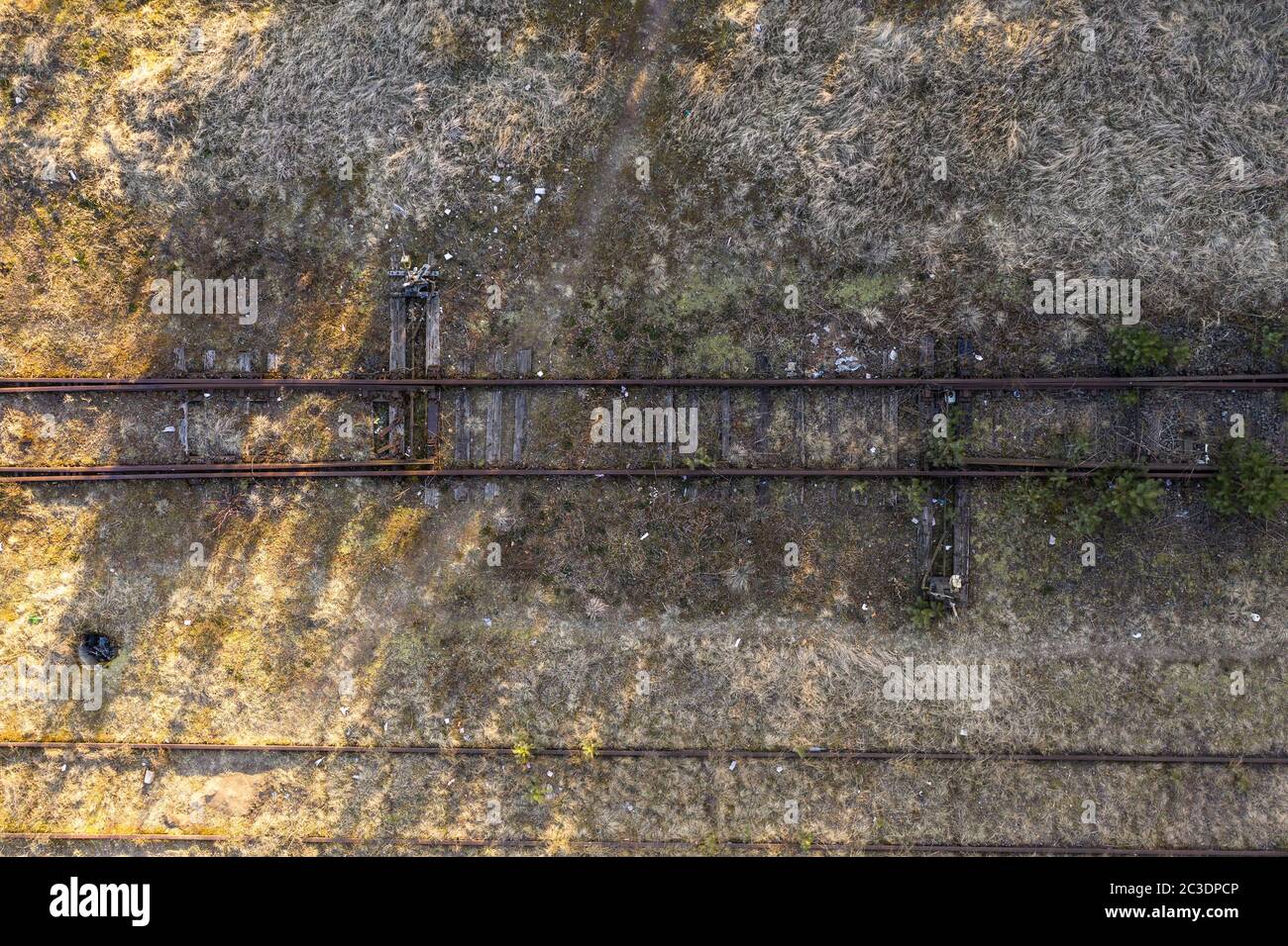 Foto drone di vecchia ferrovia arrugginita durante il giorno d'estate. Foto Stock