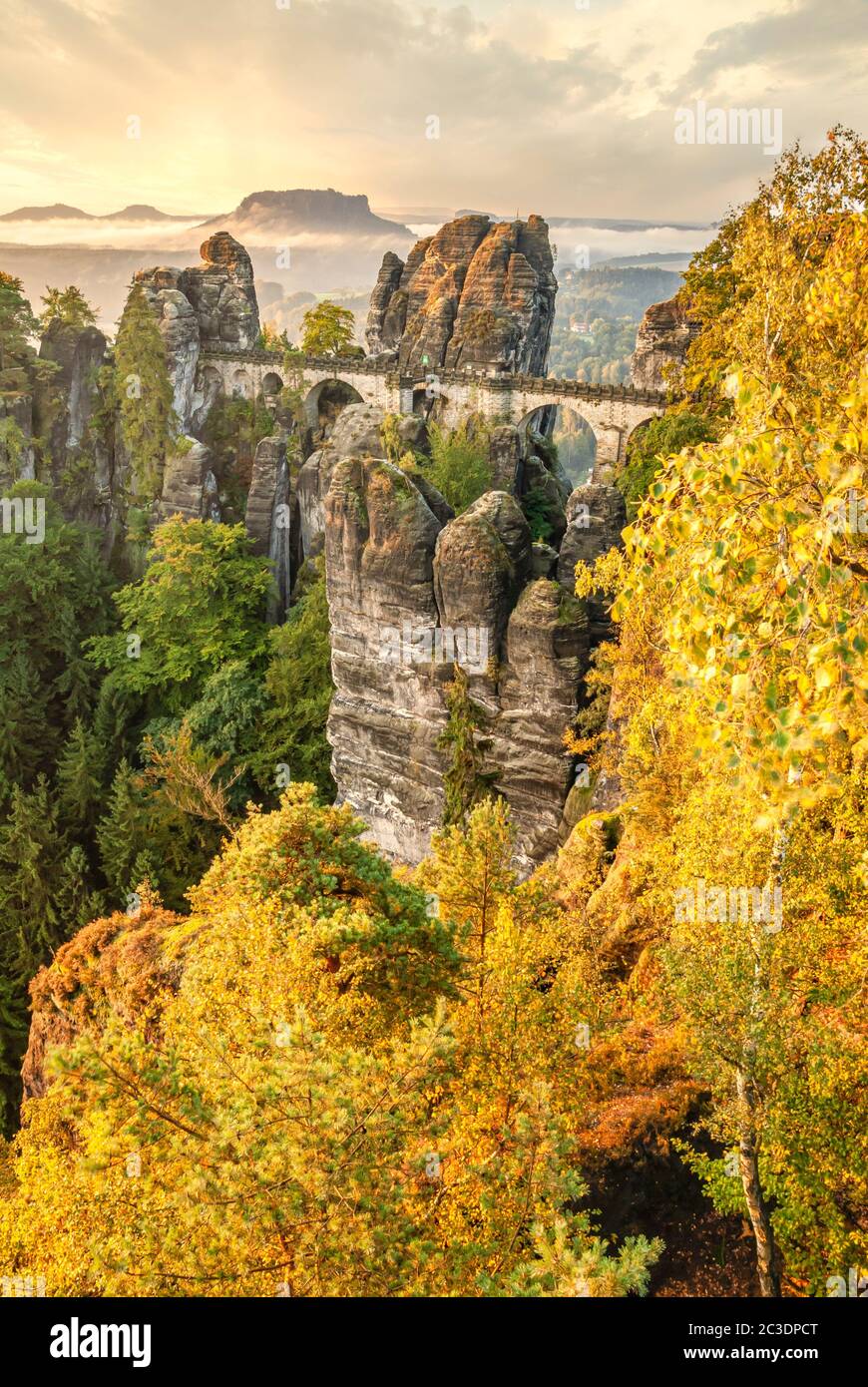 Formazione rocciosa di Bastei in autunno, Sassonia Svizzera, Germania Est Foto Stock