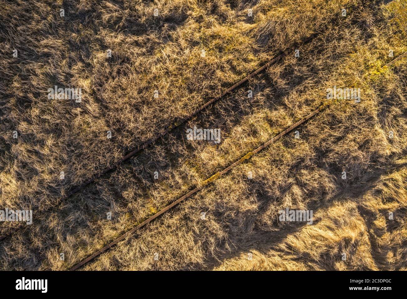 Foto drone di vecchia ferrovia arrugginita durante il giorno d'estate. Foto Stock