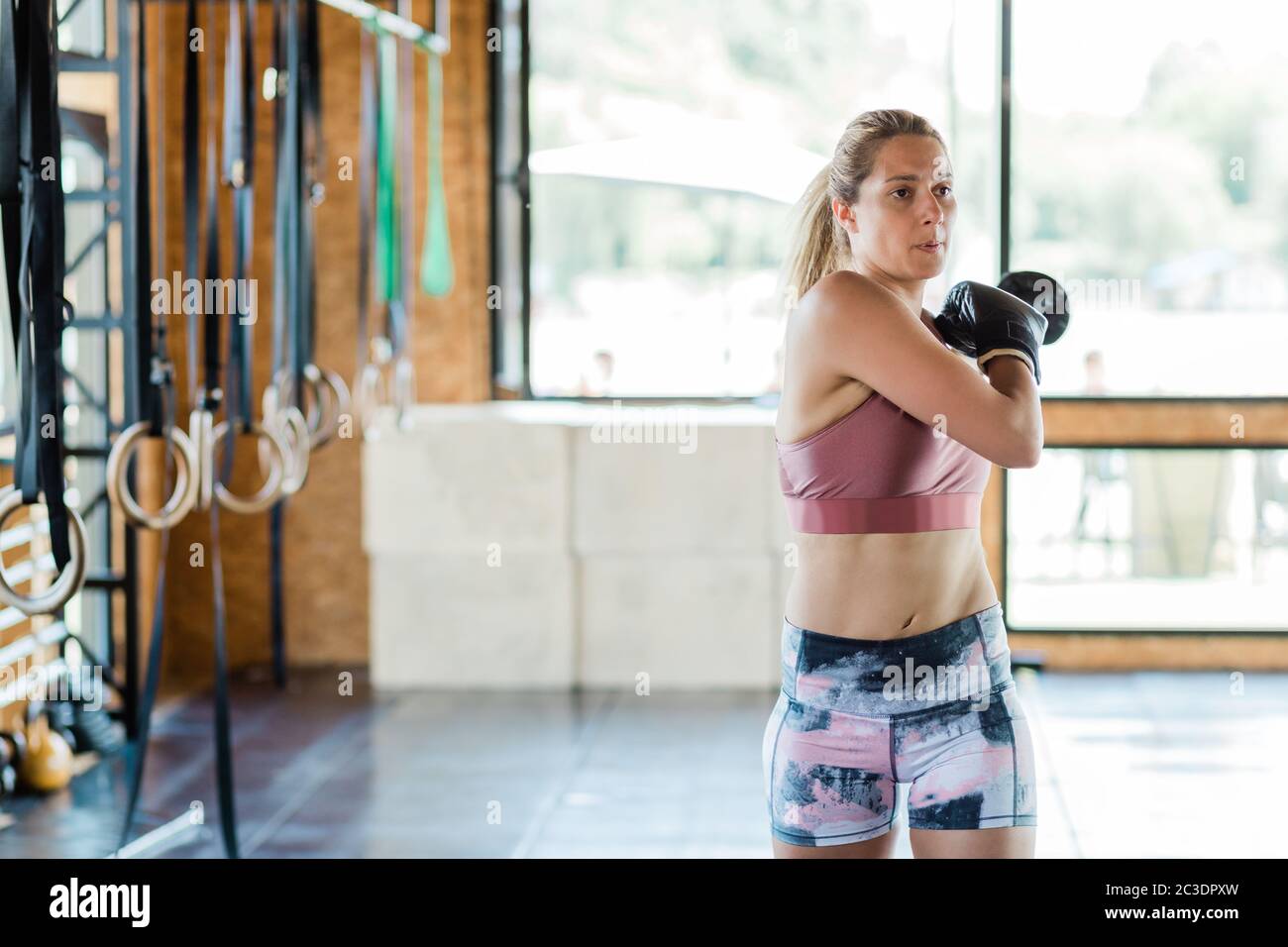 Giovane donna sportiva si sta riscaldando per l'esercizio di boxe Foto Stock