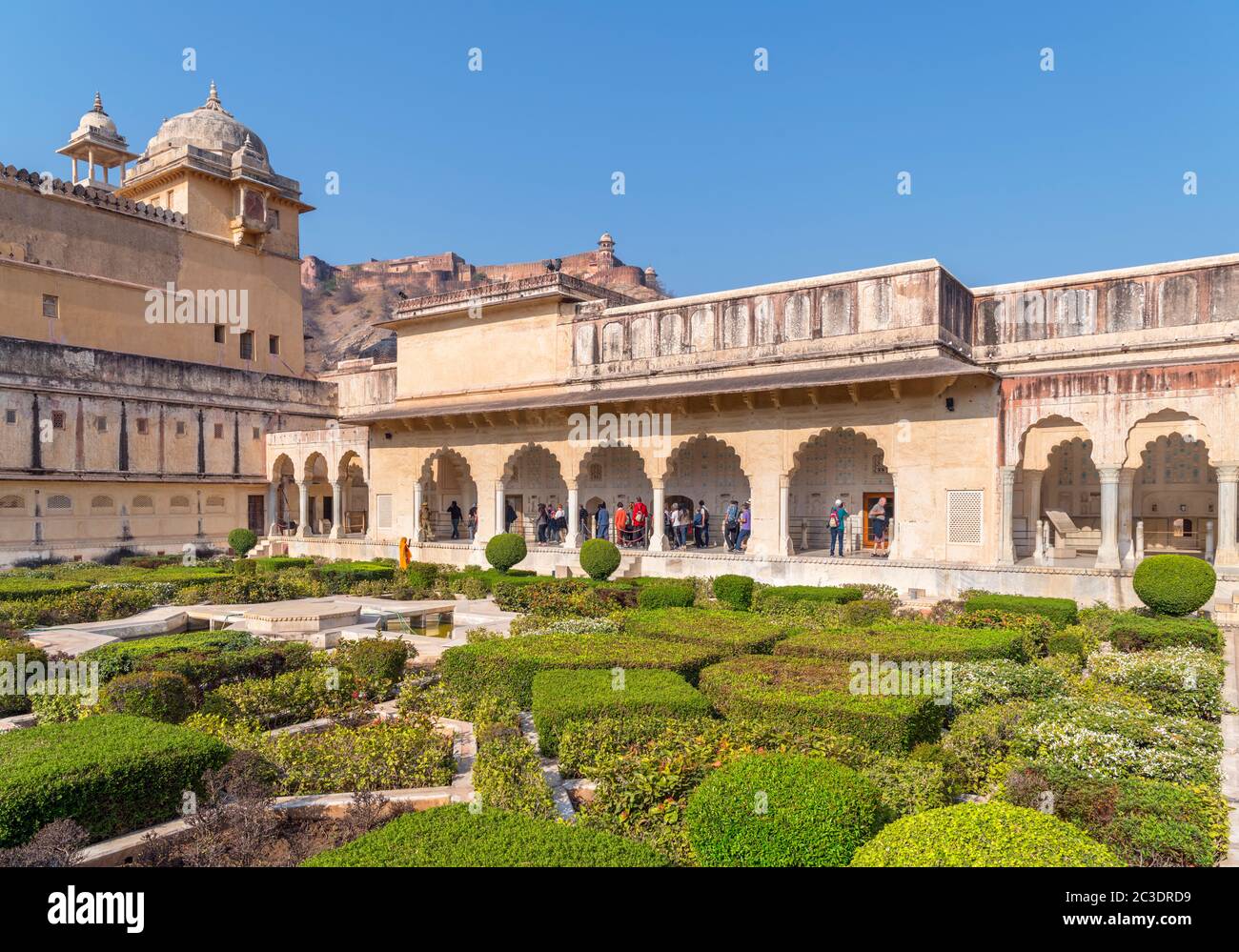 Amber Sheesh Mahal Giardino con Jaigarh Fort dietro, Amber Fort, Jaipur, Rajasthan, India Foto Stock