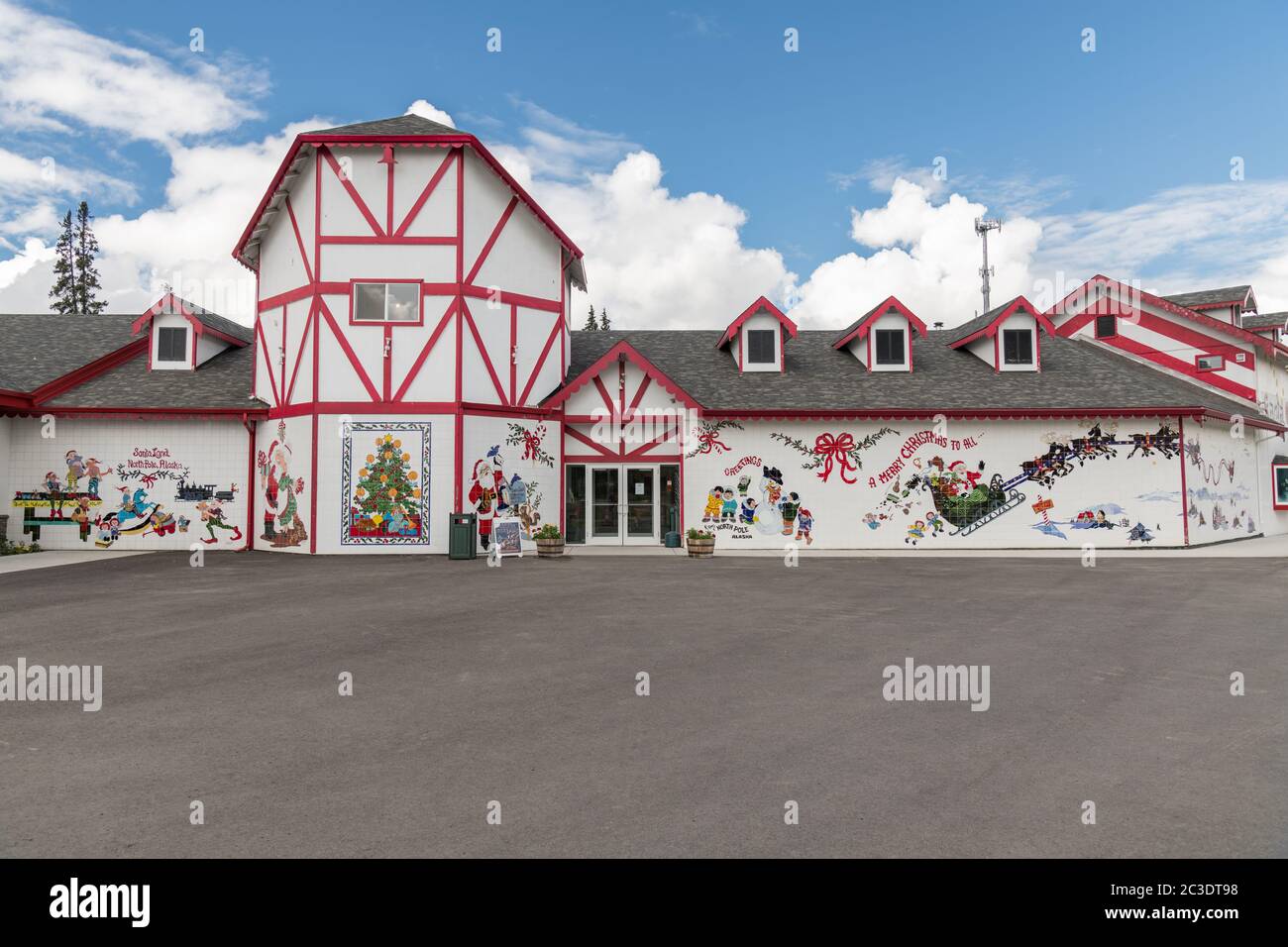 La vista esterna della Casa di Babbo Natale a North Pole, Alaska. Il negozio di Natale è aperto tutto l'anno e una popolare destinazione turistica. Foto Stock