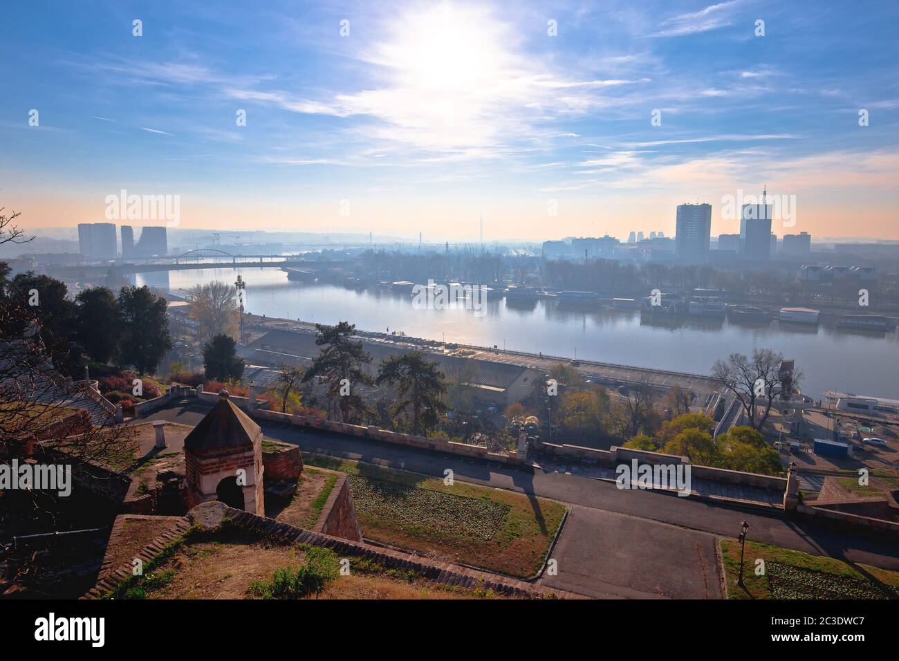 Kalemegdan. Vista del fiume Sava e del paesaggio urbano di Belgrado da Kalemegdan Foto Stock