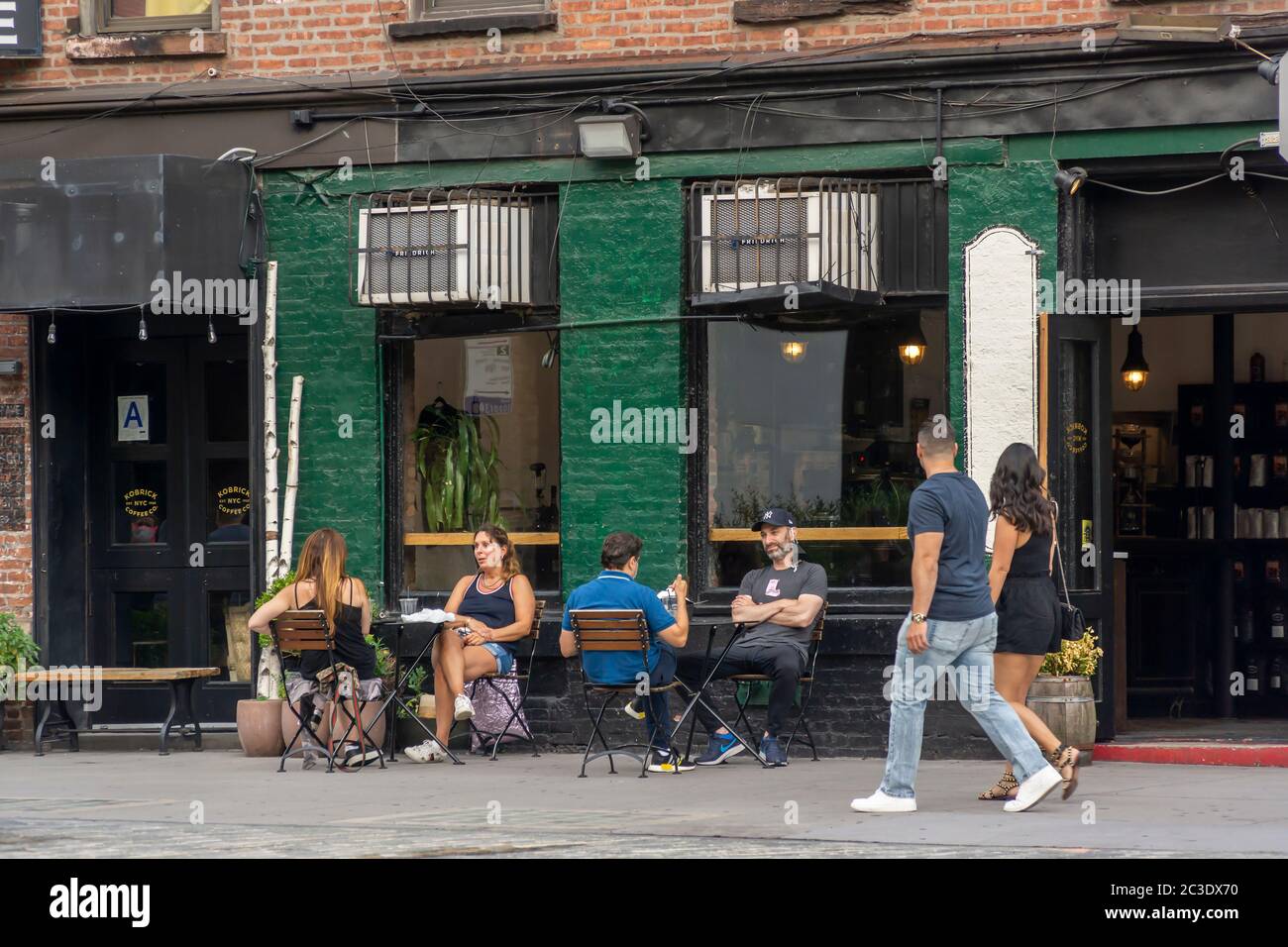 I visitatori del Meatpacking District di New York fuori da Kobrick Coffee Co giovedì 11 giugno 2020. New York City ha iniziato la prima fase della sua riapertura questa settimana con i rivenditori autorizzati a ritirare il marciapiede tra le altre restrizioni revocate. (© Richard B. Levine) Foto Stock
