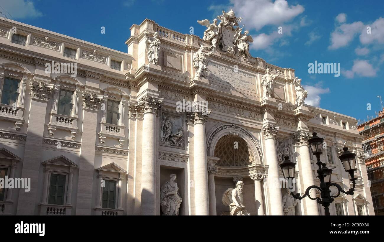 Vista ravvicinata della parte superiore della facciata a Fontana di Trevi, Roma, Foto Stock