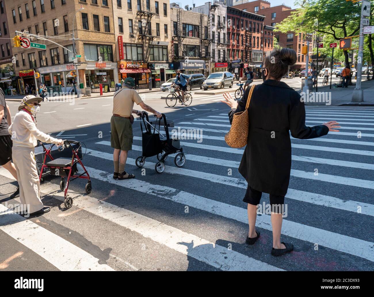 Una coppia anziana attraversa la strada nel quartiere di New York a Chelsea sabato 13 giugno 2020. (© Richard B. Levine) Foto Stock