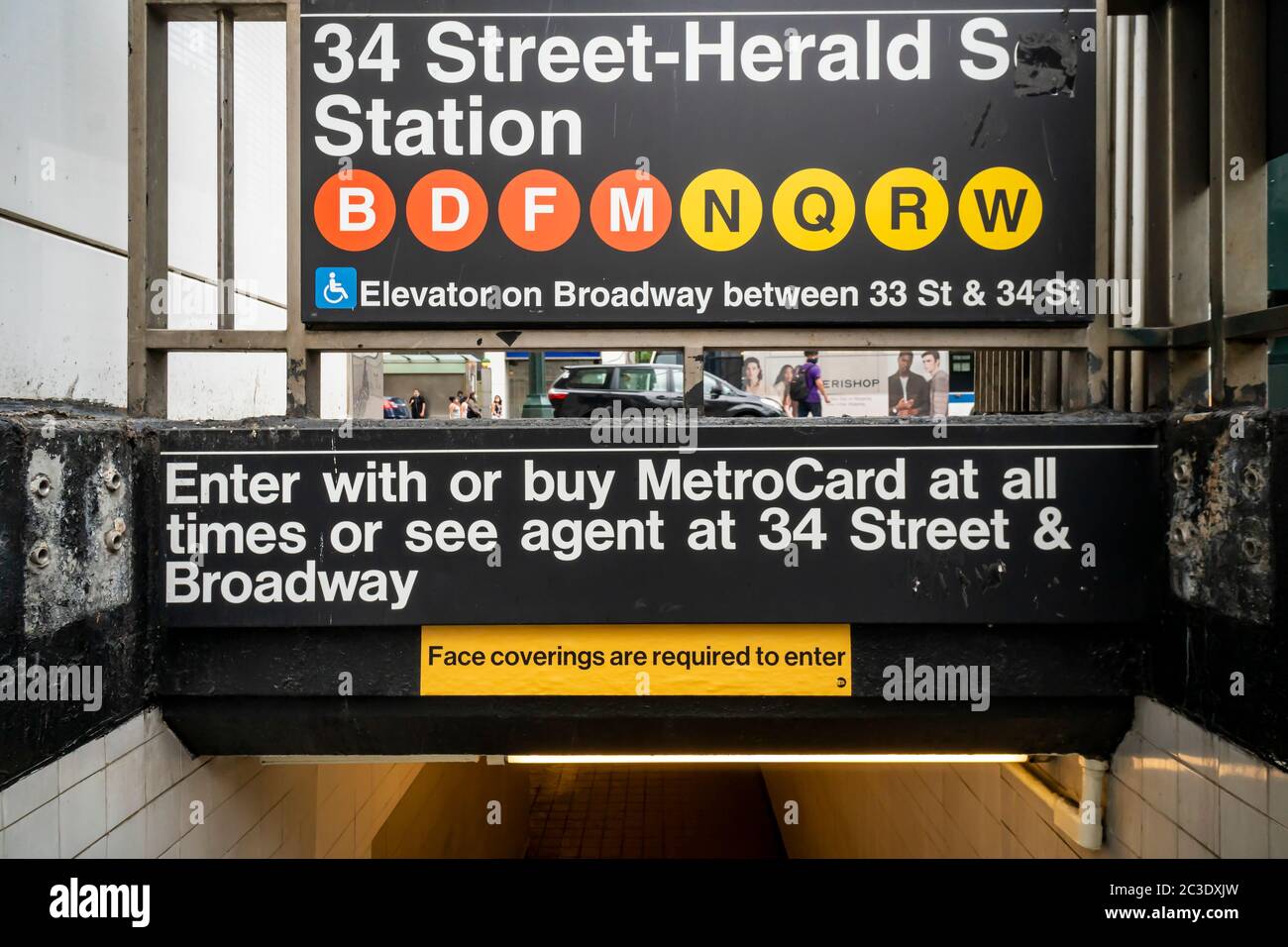 Segnaletica per distanza sociale e copertura facciale alla stazione della metropolitana di 34th Street-Herald Square a New York giovedì 11 giugno 2020. (© Richard B. Levine) Foto Stock