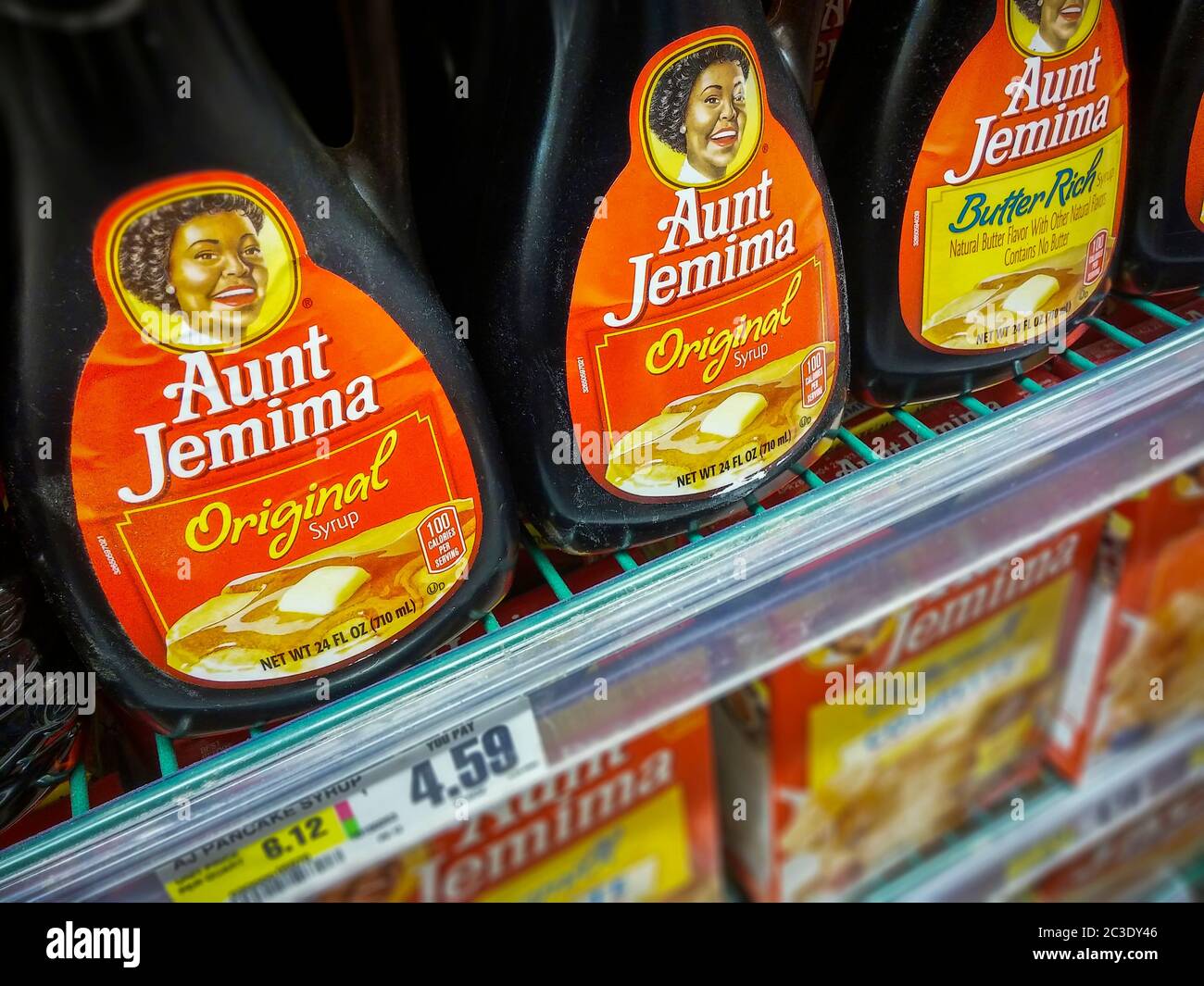 Bottiglie di sciroppo al gusto di acero della marca Quaker Oats’ Aunt Jemina di PepsiCo in un supermercato a New York mercoledì 17 giugno 2020. Quaker Oats ha annunciato che andrà in pensione il marchio di 131 anni, citando il suo nome e immagini redolent di schiavitù-era Sud.(© Richard B. Levine) Foto Stock