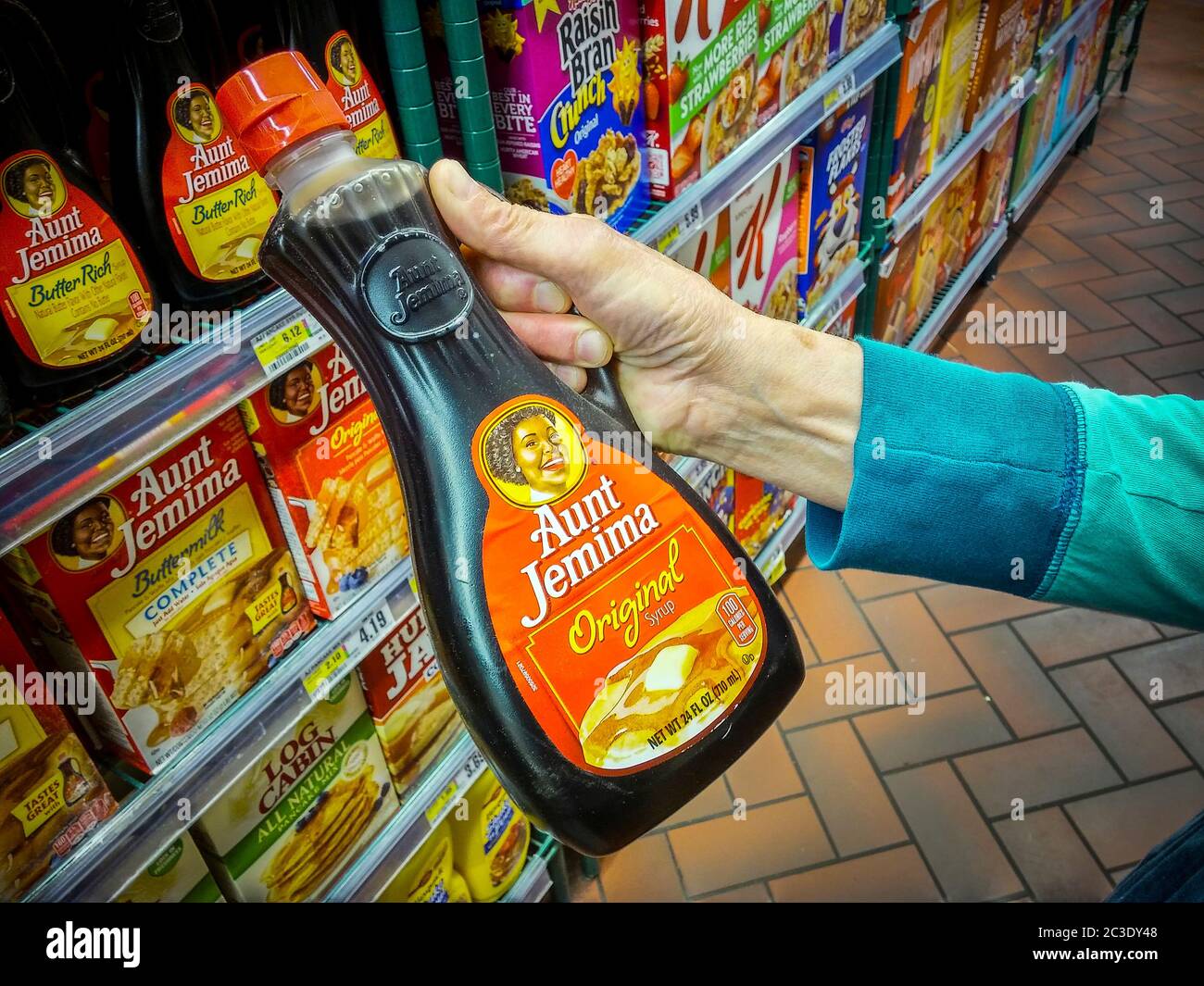 Mercoledì 17 giugno 2020, un acquirente seleziona una bottiglia di sciroppo d’acero aromatizzato al Quaker Oats’ Aunt Jemina di PepsiCo in un supermercato a New York. Quaker Oats ha annunciato che andrà in pensione il marchio di 131 anni, citando il suo nome e immagini redolent di schiavitù-era Sud.(© Richard B. Levine) Foto Stock