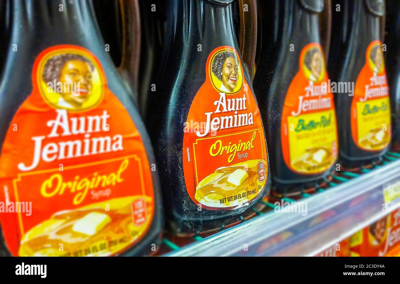 Bottiglie di sciroppo al gusto di acero della marca Quaker Oats’ Aunt Jemina di PepsiCo in un supermercato a New York mercoledì 17 giugno 2020. Quaker Oats ha annunciato che andrà in pensione il marchio di 131 anni, citando il suo nome e immagini redolent di schiavitù-era Sud.(© Richard B. Levine) Foto Stock