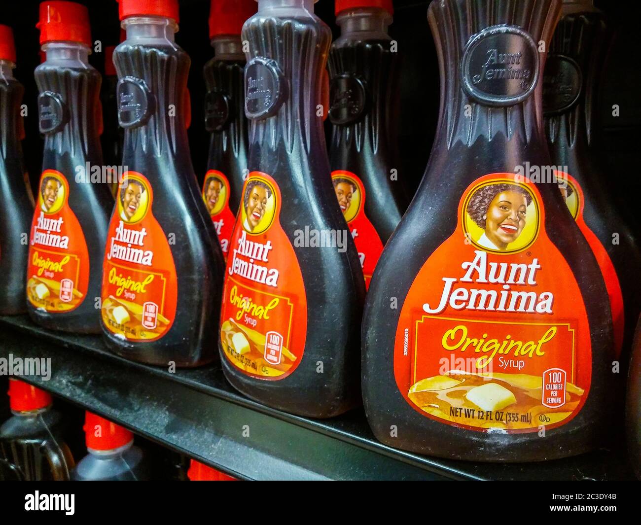 Bottiglie di sciroppo al gusto di acero della marca Quaker Oats’ Aunt Jemina di PepsiCo in un supermercato a New York mercoledì 17 giugno 2020. Quaker Oats ha annunciato che andrà in pensione il marchio di 131 anni, citando il suo nome e immagini redolent di schiavitù-era Sud.(© Richard B. Levine) Foto Stock