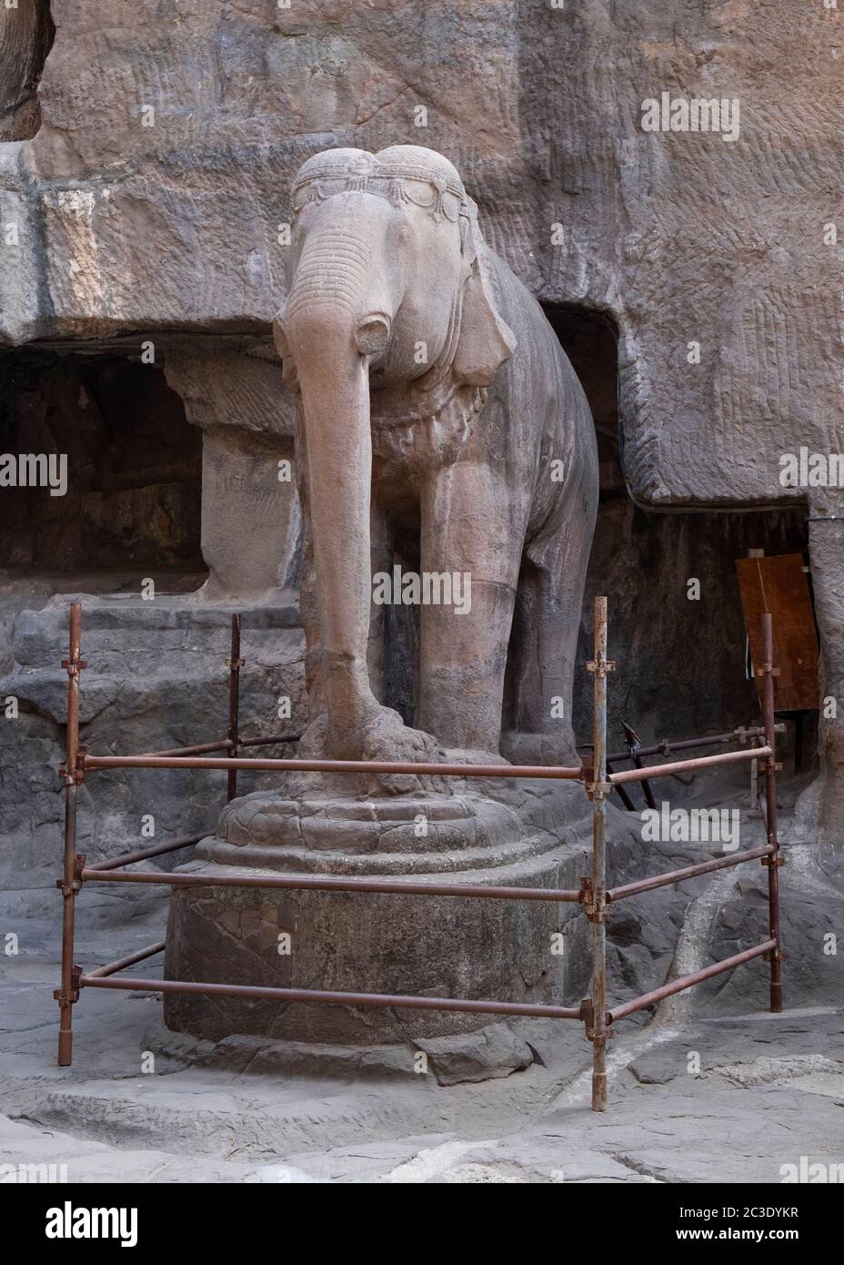 Statua dell'elefante nel cortile del Tempio di Jain (Indra Sabha), Ellora Cave 32, Aurangabad, Maharashtra, India Foto Stock