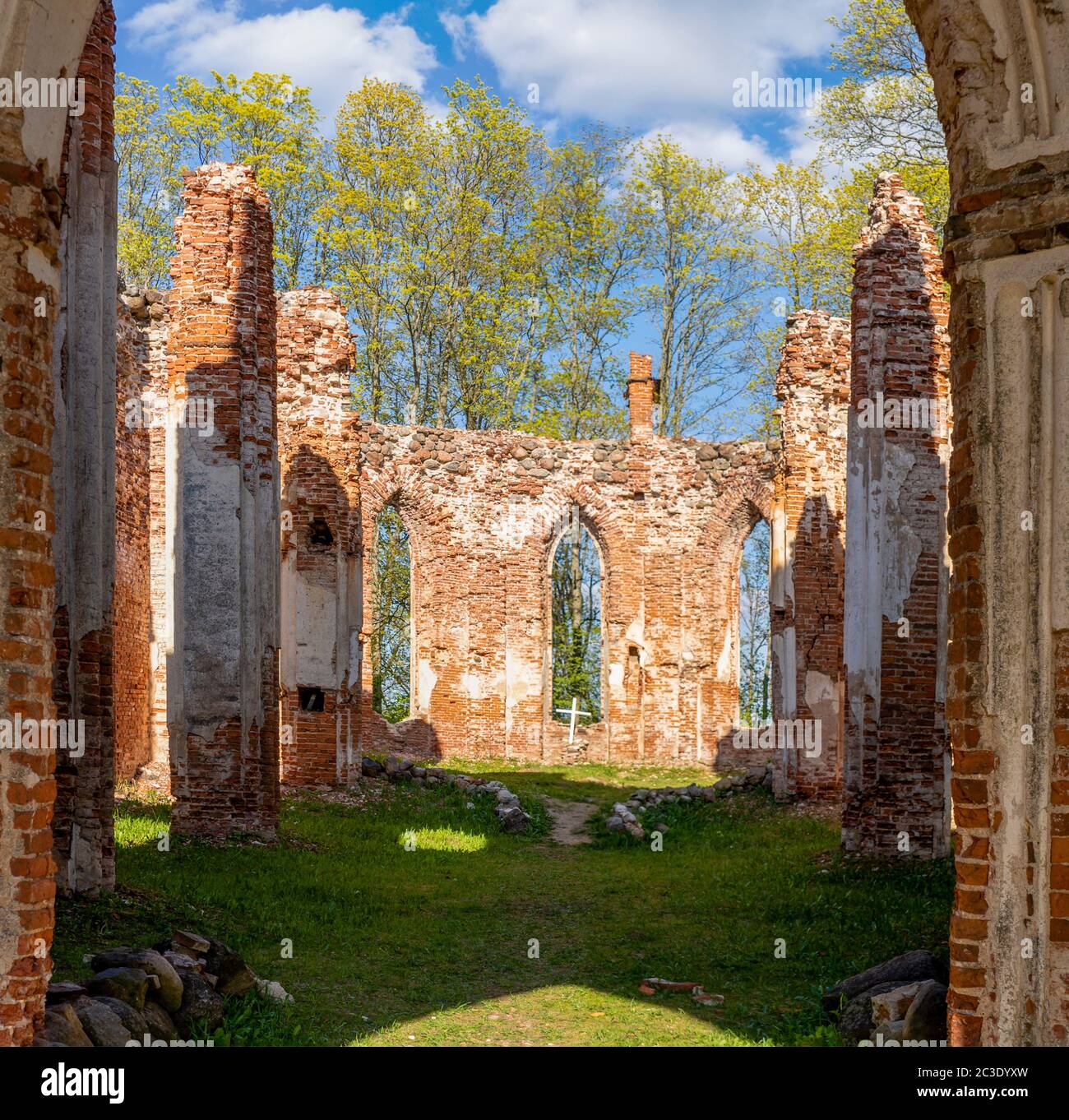 Le rovine della Chiesa di Veckalsnava. Architettura Olds Dettagli della Chiesa luterana nella Parrocchia di Kalsnava Lettonia. Giorno di primavera soleggiato. Foto Stock