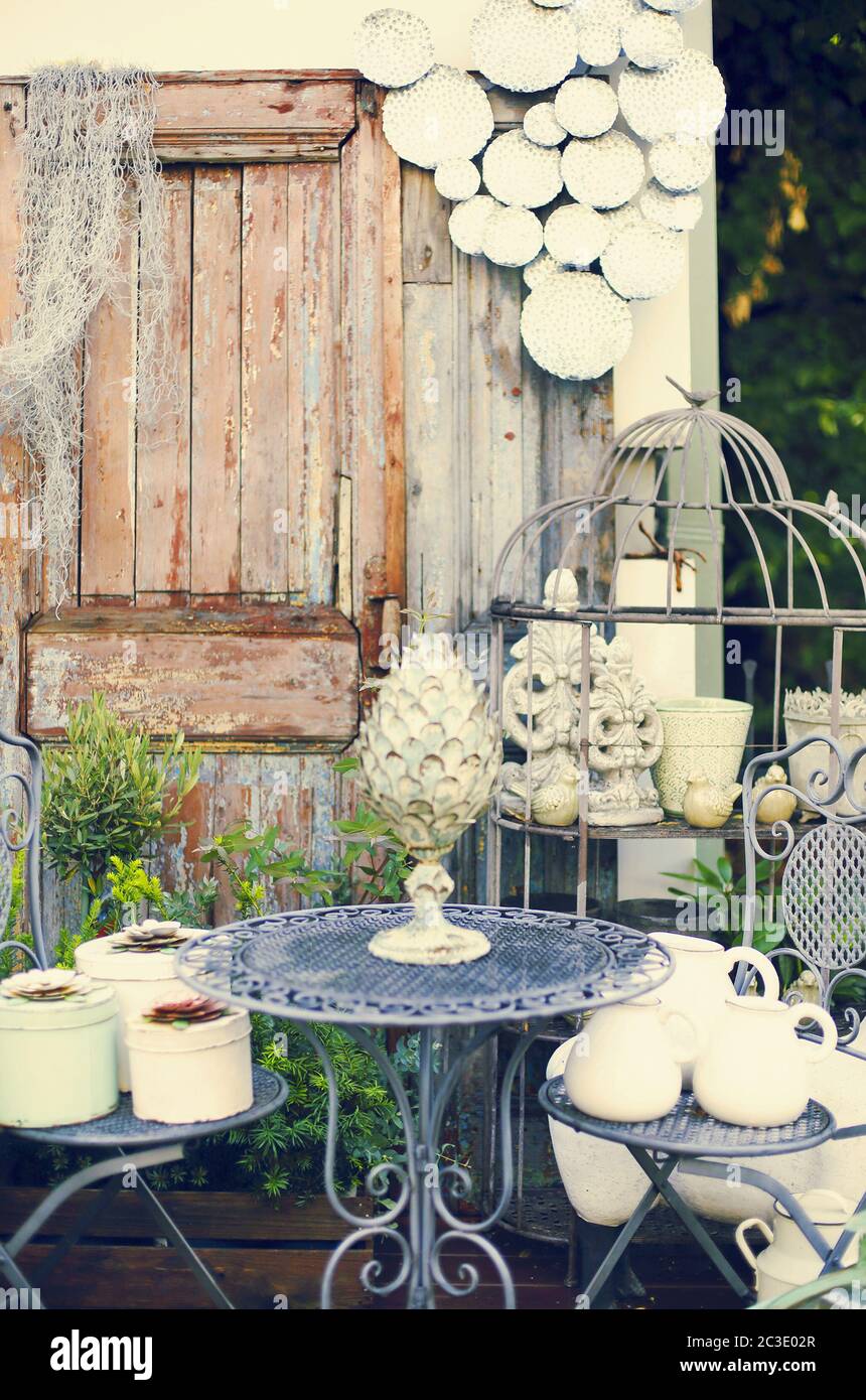 Mobili da giardino d'epoca sulla terrazza Foto Stock
