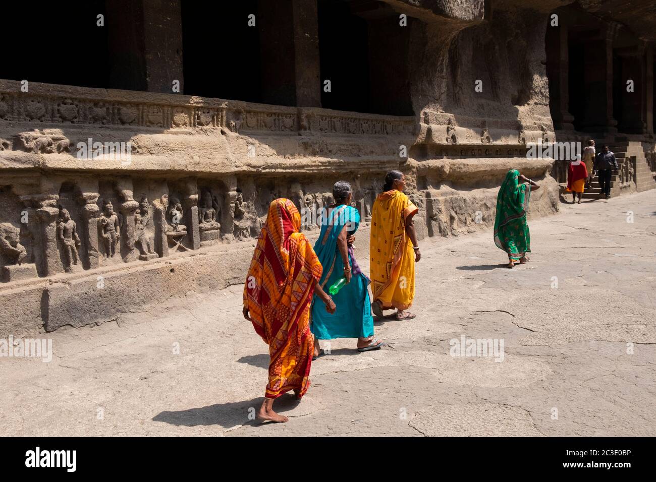 Visitatori indiani nel cortile del tempio Kailash o Kailasanatha, Ellora Cave 16, Aurangabad, Maharashtra, India. Foto Stock