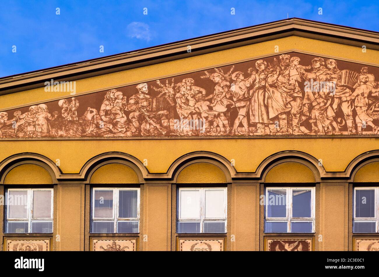 Scuola elementare na Nabrezi, Havirov, Repubblica Ceca. / Cechi. Lato frontale dell'edificio. Fu costruito nello stile del realismo socialista. Foto Stock