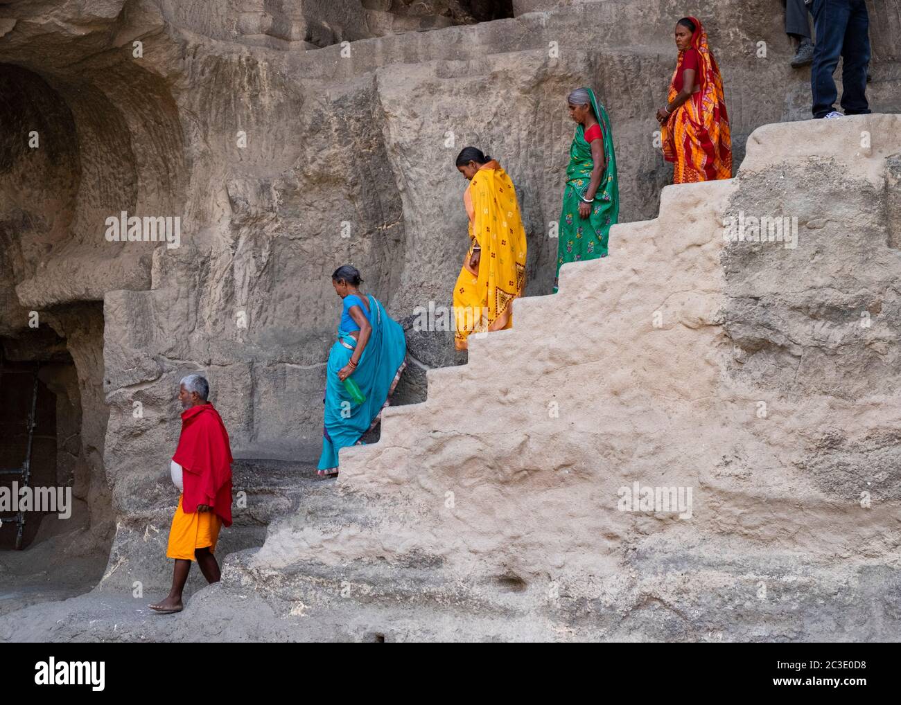 I visitatori indiani camminano giù per le scale nel tempio di Kailash o Kailasanatha, Ellora Cave 16, Aurangabad, Maharashtra, India. Foto Stock