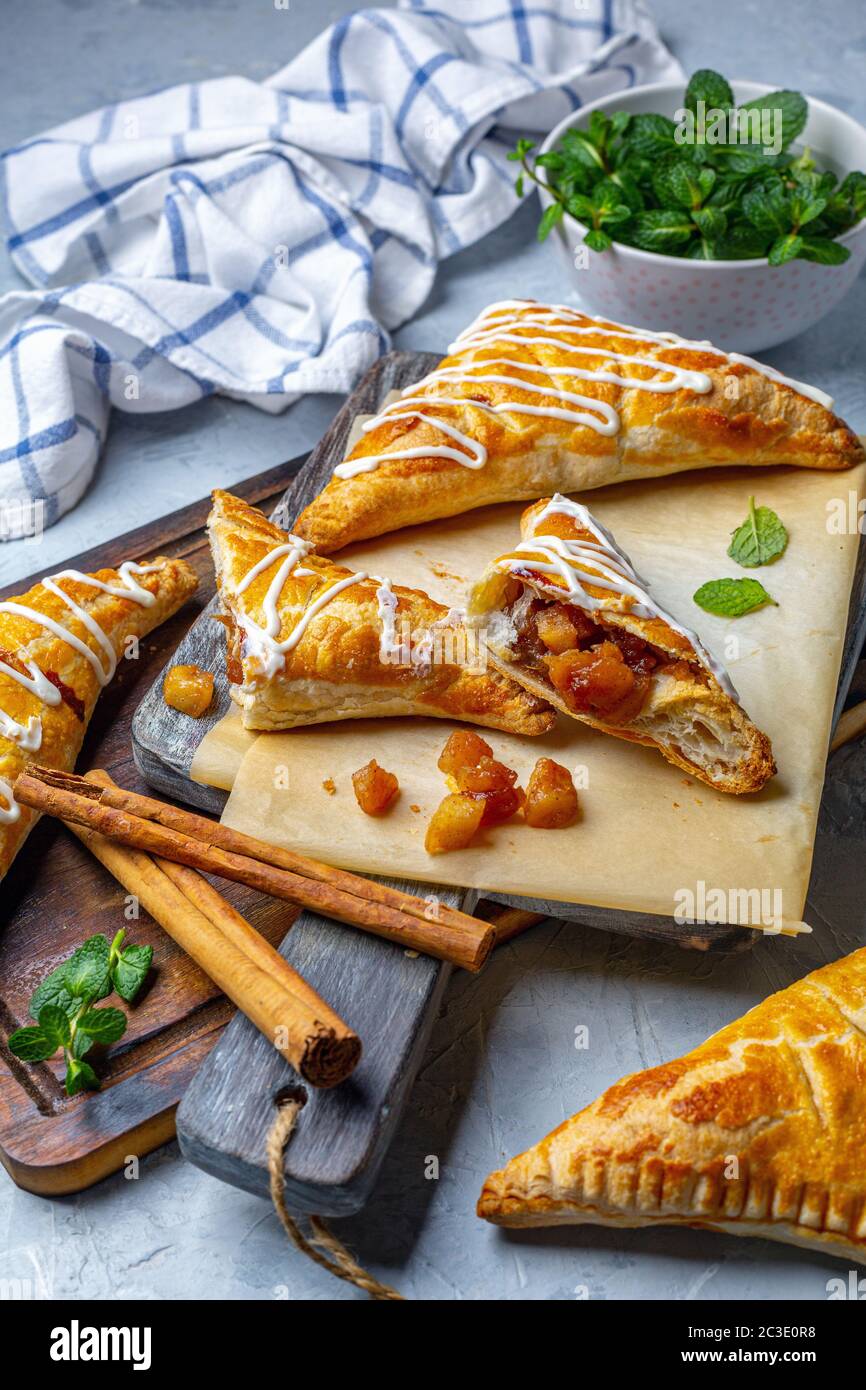 Sfoglia pasticceria pasticceria di mele per dessert. Foto Stock