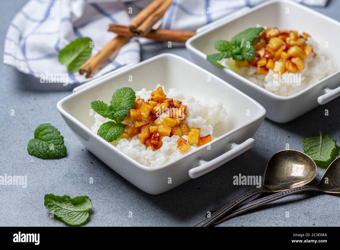 Porridge di riso con latte di mandorle. Cucina vegetariana. Foto Stock