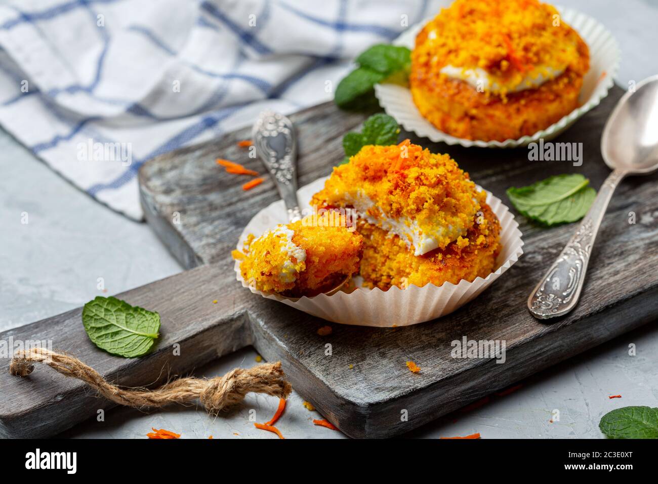 Minicake tradizionali di carote in capsule di carta. Foto Stock