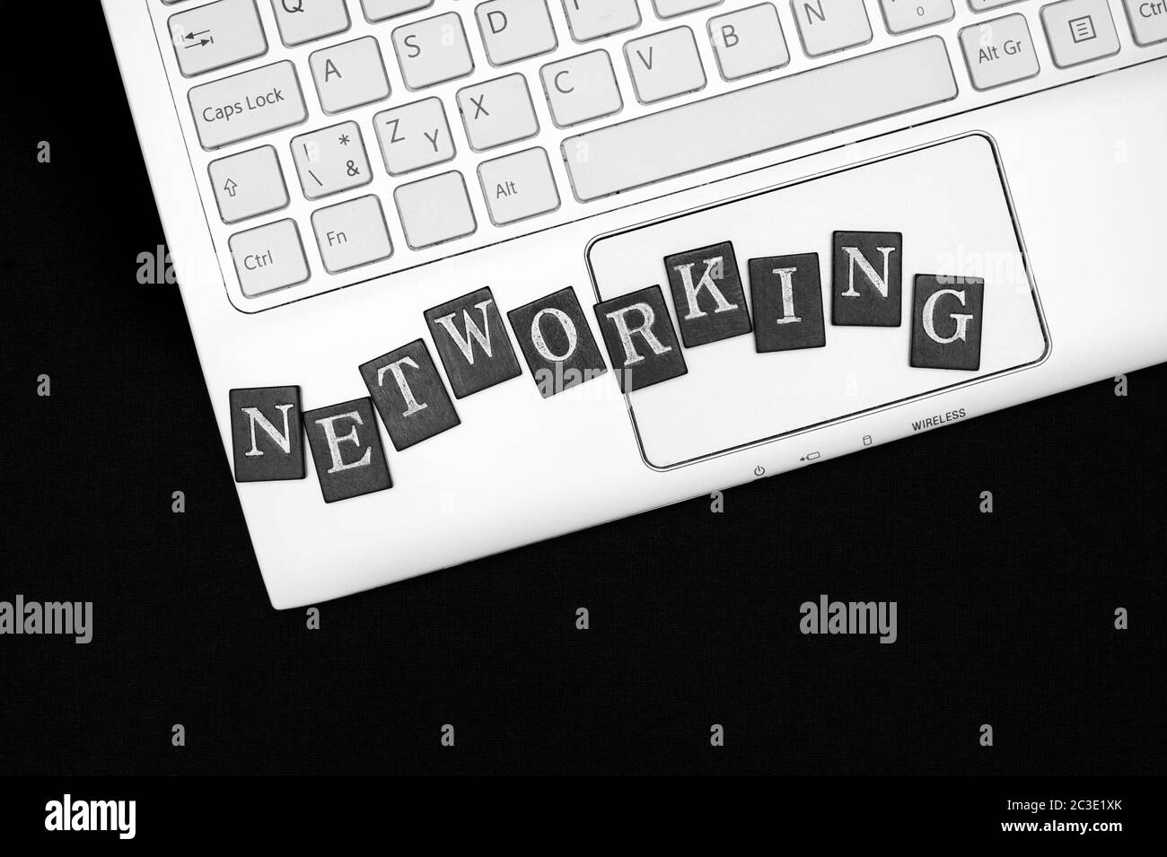 Rete - tastiera di un computer portatile con lettere. Creare una comunità online globale e una rete di contatti attraverso i siti Web dei social network. Foto Stock