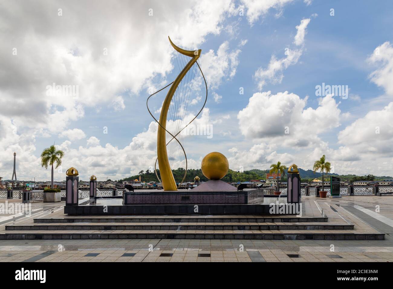Bandar seri Begawan, Brunei: Mercu Dirgahayu 60 Monumento sul lungomare. Celebra il sessantesimo compleanno del sultano Haji Hassanal Bolkiah. Foto Stock