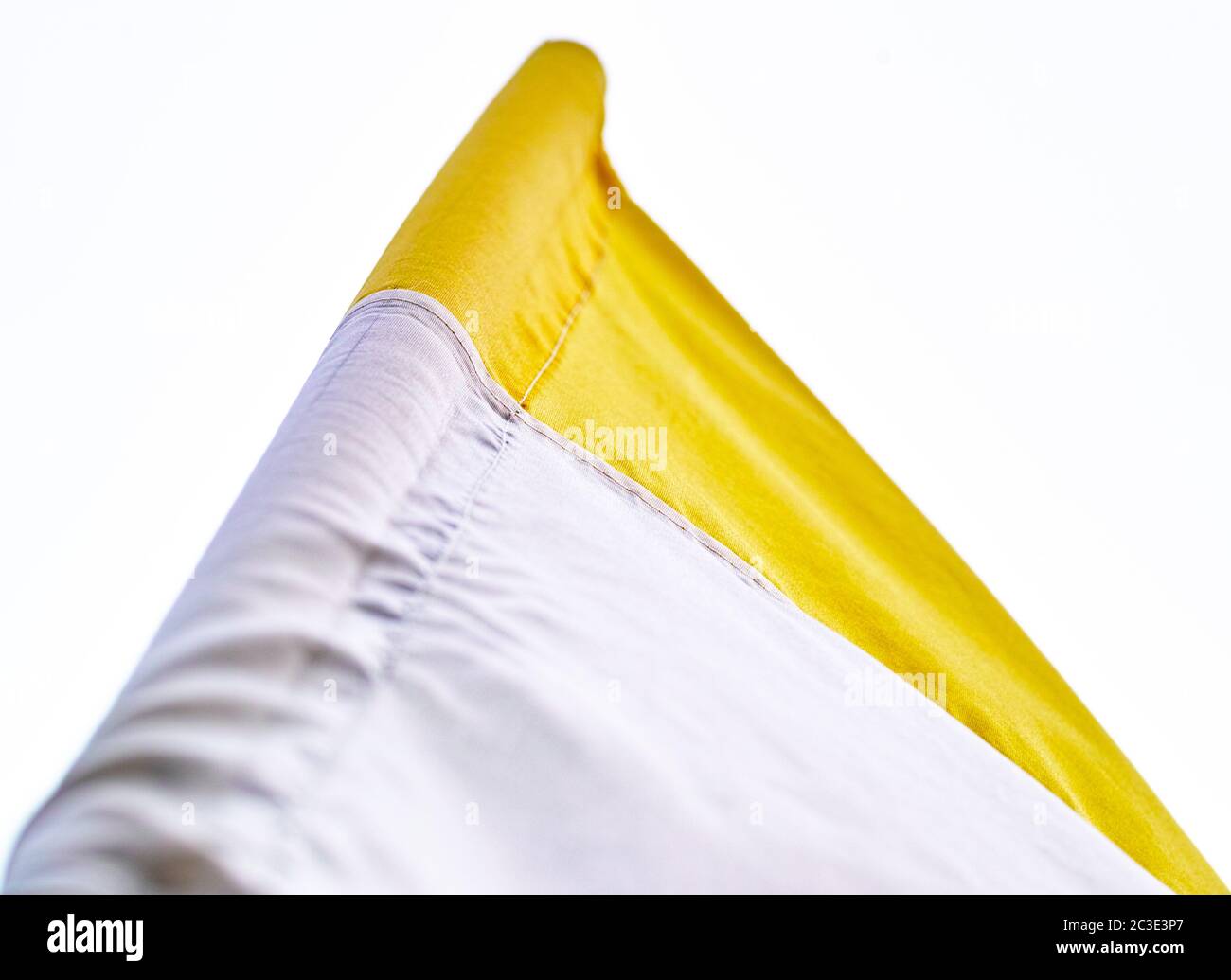 Bandiera nazionale del Vaticano, simboli di colore bianco e giallo. Foto Stock