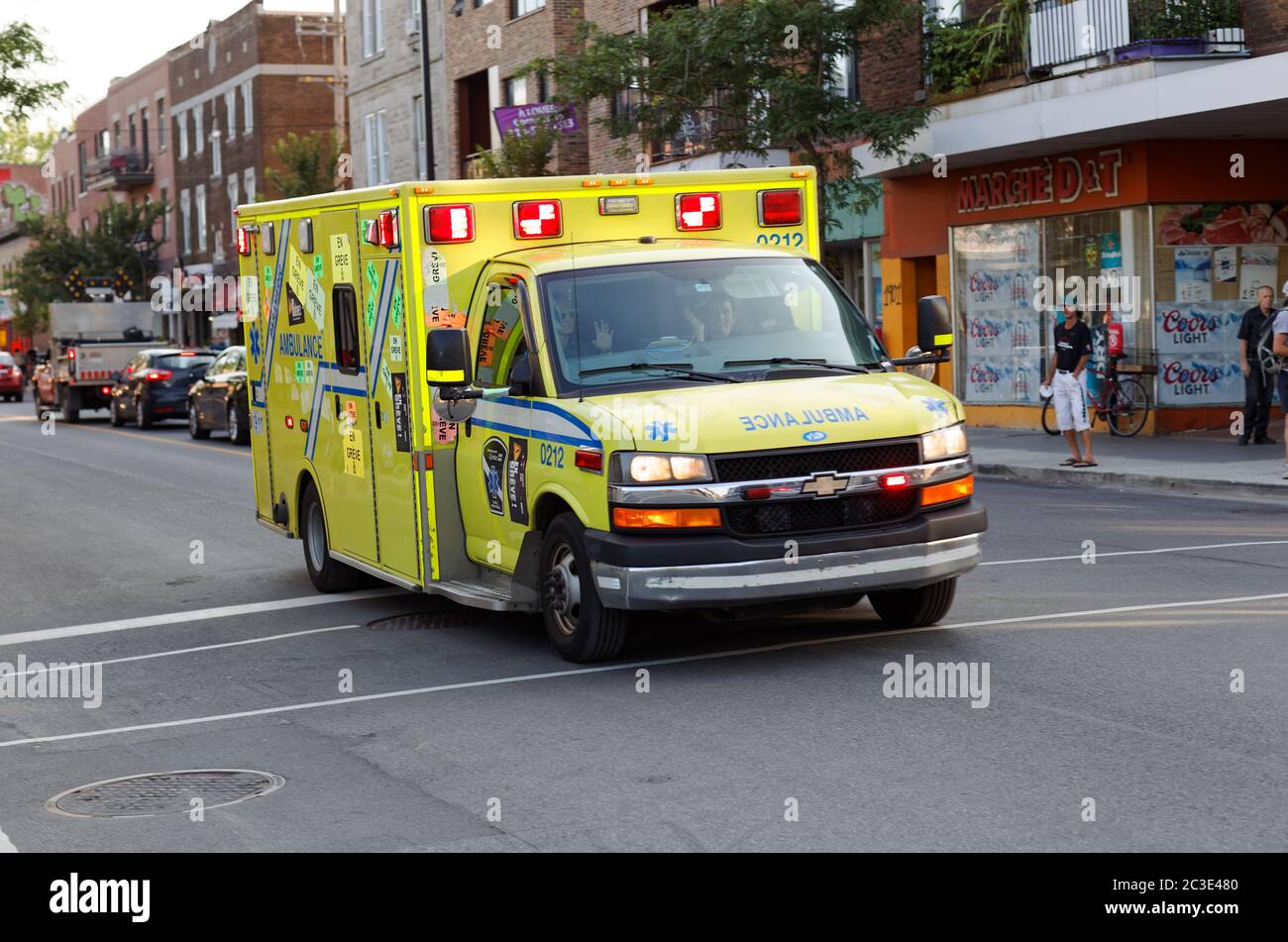 Un'ambulanza che risponde a una chiamata di emergenza a Montreal, Canada Foto Stock