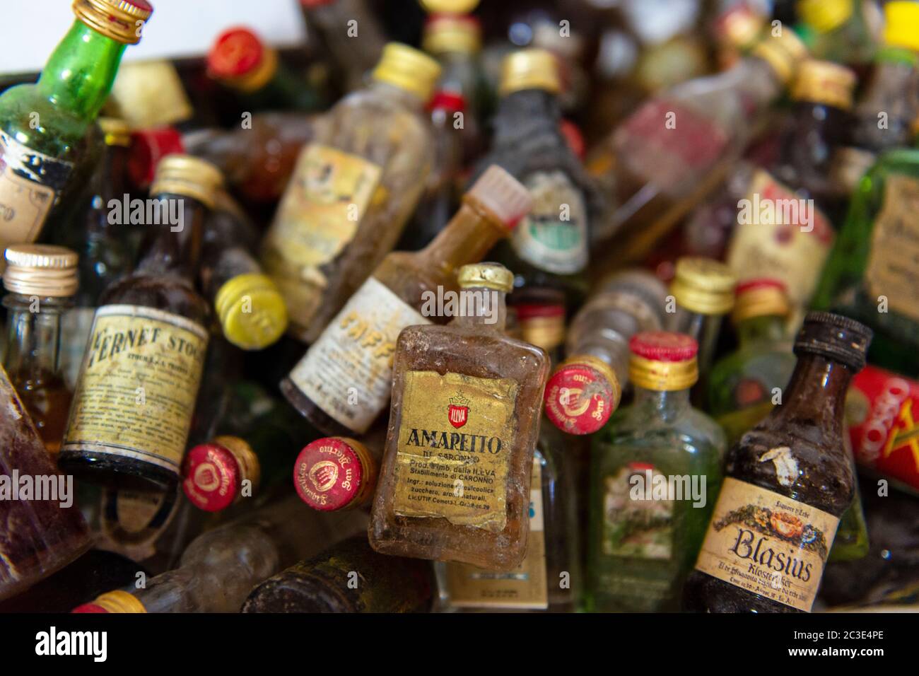 2019-08-14, Gubbio, Italia. Antiche bottiglie di vino sul mercato delle pulci locale. Negozio di antiquariato in Italia Foto Stock