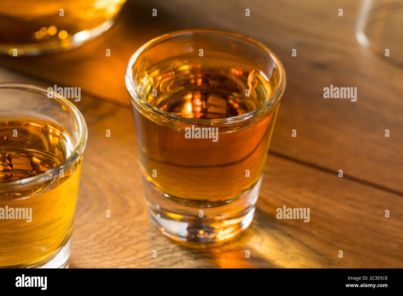 Boozy alcolici Rum shot pronti per bere Foto Stock