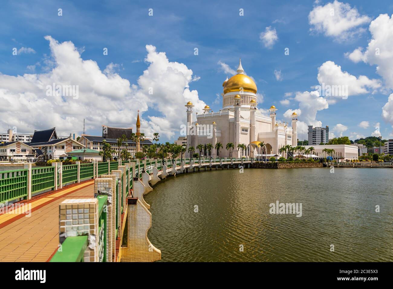 Masjid Omar 'Ali Saifuddien è una moschea reale completata nel 1958. Serve come simbolo della fede islamica in Brunei e domina lo skyline della città Foto Stock