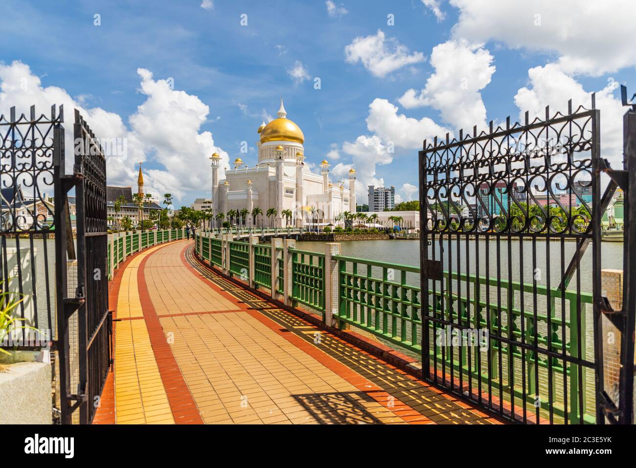 Masjid Omar 'Ali Saifuddien è una moschea reale completata nel 1958. Serve come simbolo della fede islamica in Brunei e domina lo skyline della città Foto Stock