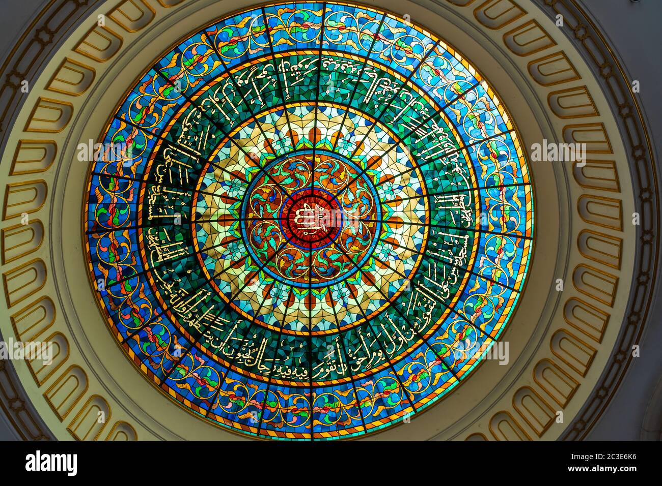 Cupola con vetrate JaME' ASR Hassanil Bolkiah Moschea A Brunei Darussalam Foto Stock