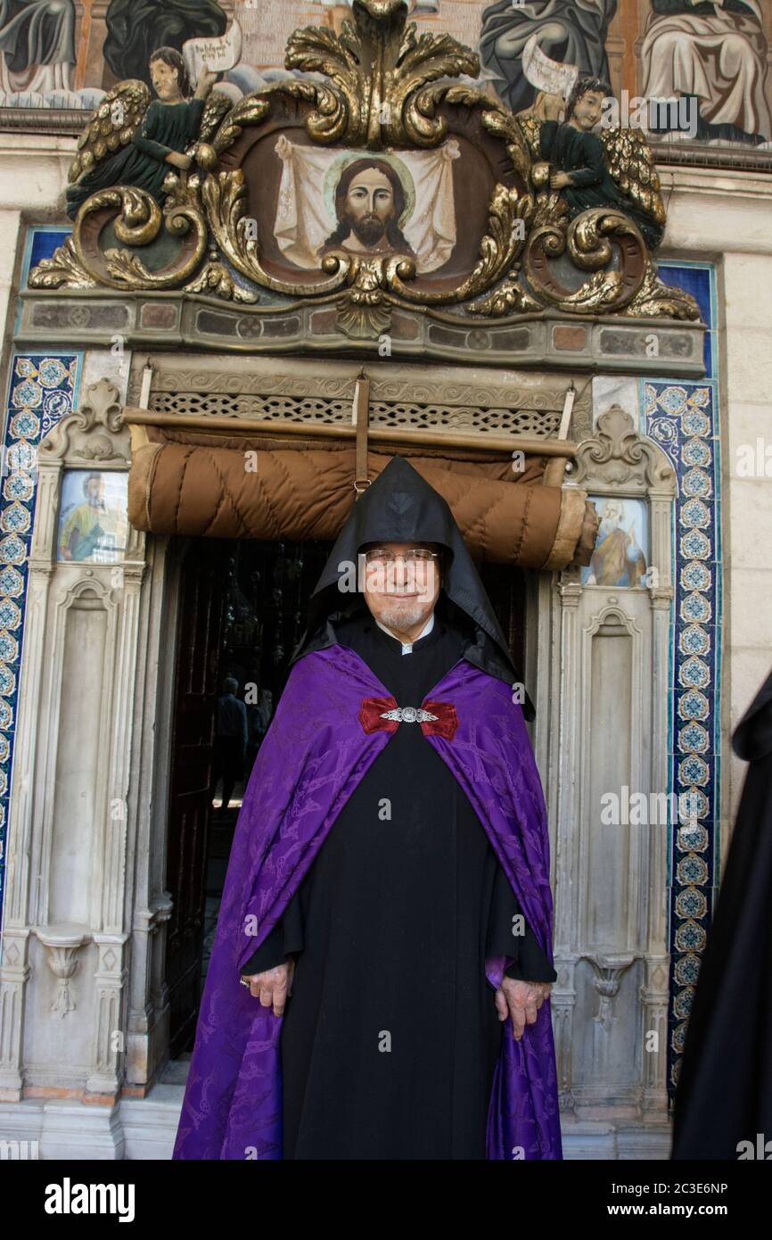 Arcivescovo Aris Shirvanian dopo la domenica mattina servizio di chiesa al monastero di San Giacomo nel quartiere armeno nella città vecchia di Gerusalemme Foto Stock