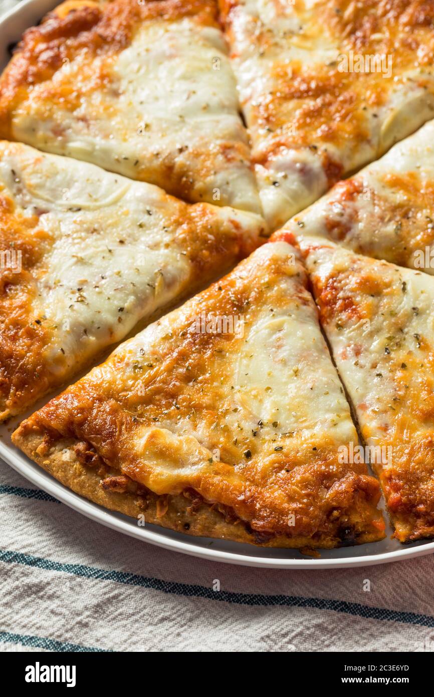 Cheesy pizza fatta in casa formaggio a fette e pronti a mangiare Foto Stock