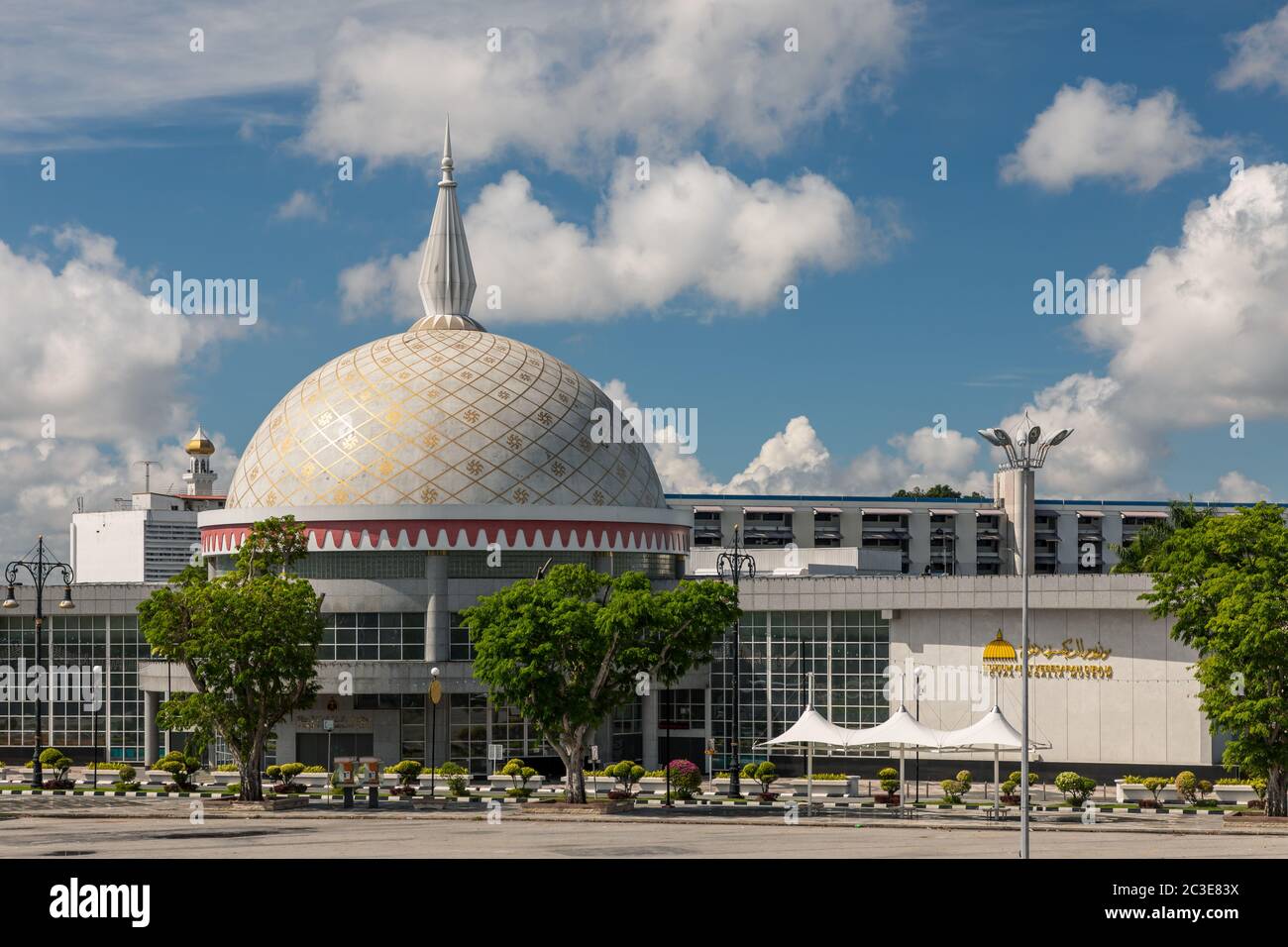 Il Museo Regalia reale (malese: Muzium ALAT Kebesaran Diraja), ospita principalmente le regalia del Sultano e i reali di Bandar seri Begawan, Brunei Foto Stock