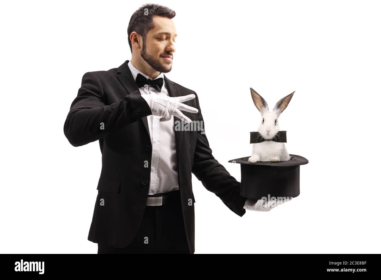 Mago che esegue un trucco con un cappello e un coniglio isolato su sfondo bianco Foto Stock