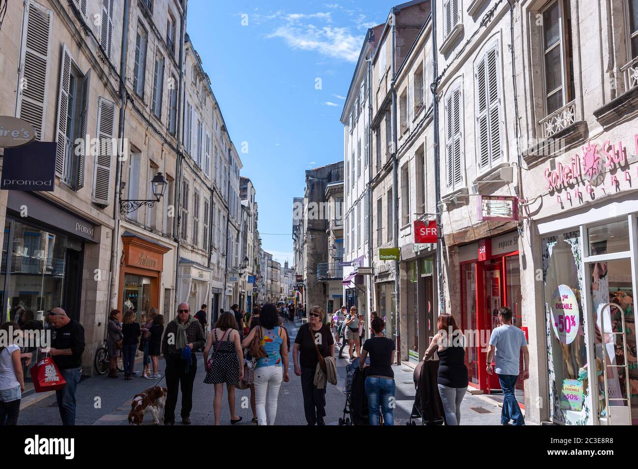 Strada pedonale di Rue du Temple, la Rochelle, Nouvelle-Aquitaine, Francia Foto Stock