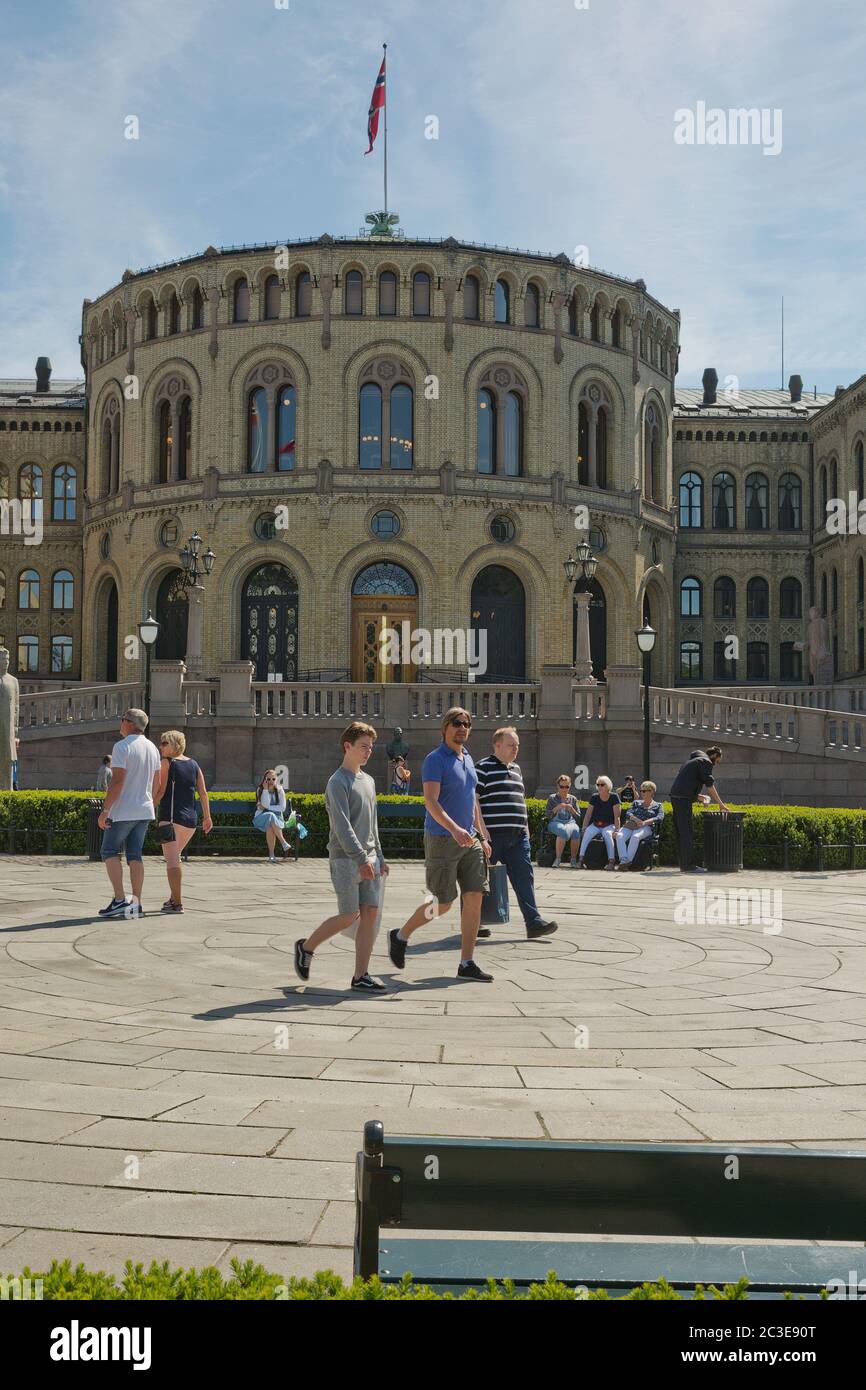 La gente riposa sulla piazza di fronte al Parlamento Stortinget a Oslo, Norvegia Foto Stock